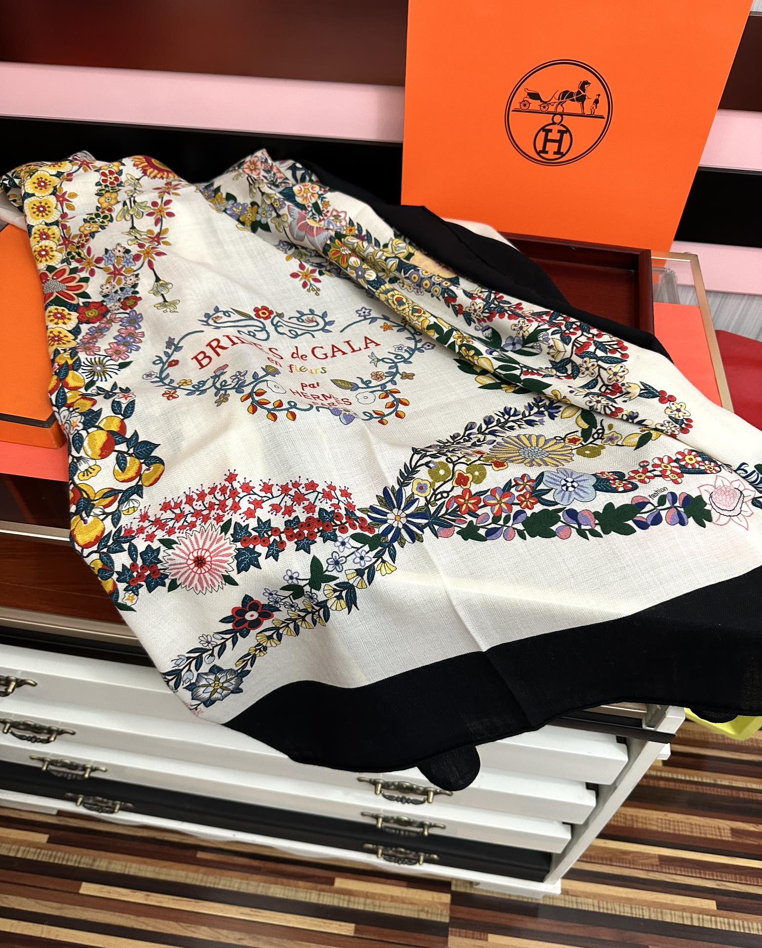 。 爱马仕 ZG同步[太阳]2025今年的新款，我就不推荐了回头分享一下部分复刻款的老款信息资料供大家参