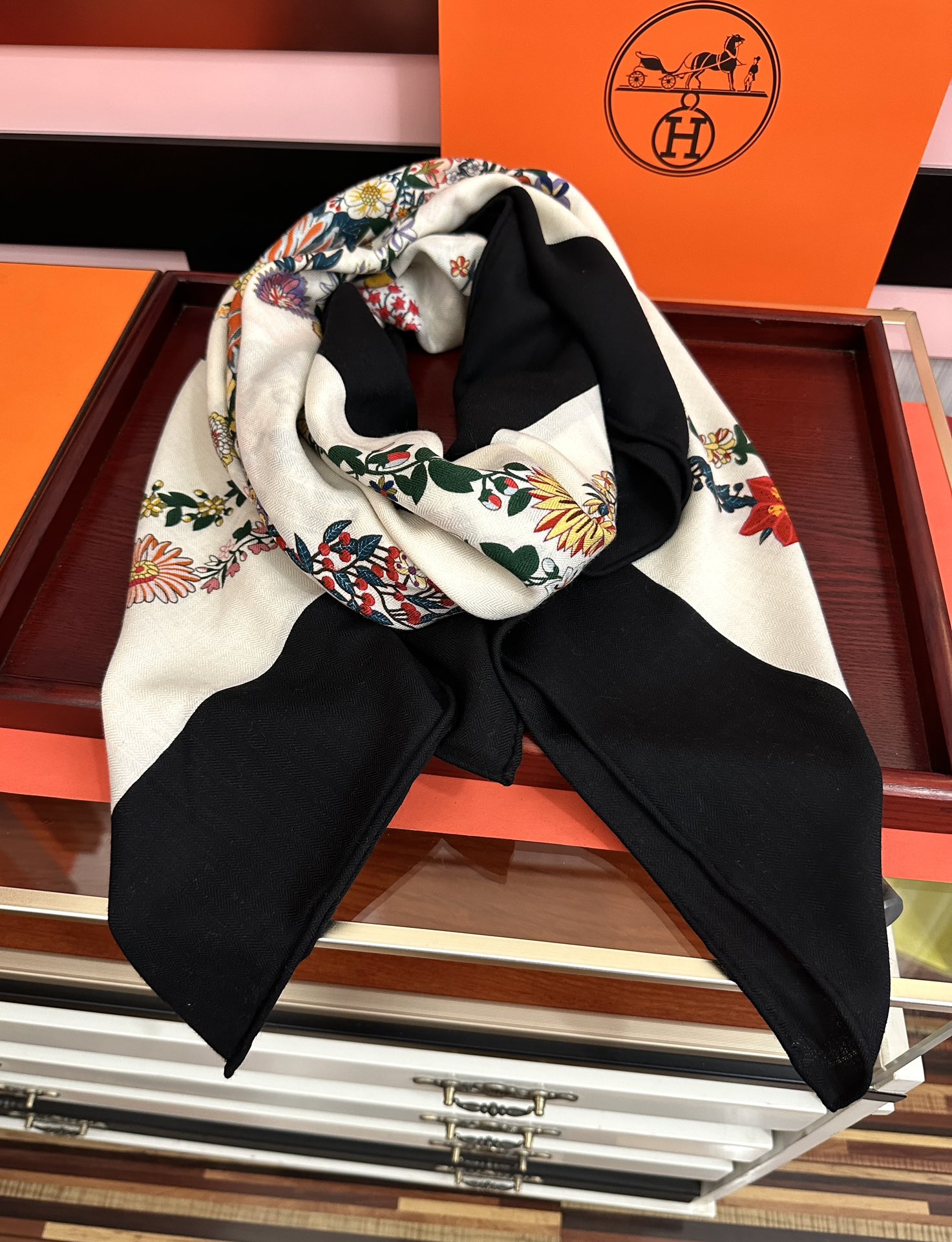 。 爱马仕 ZG同步[太阳]2025今年的新款，我就不推荐了回头分享一下部分复刻款的老款信息资料供大家参