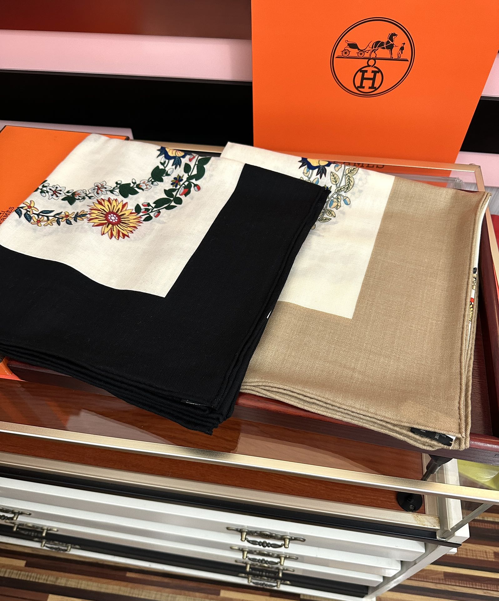 。 爱马仕 ZG同步[太阳]2025今年的新款，我就不推荐了回头分享一下部分复刻款的老款信息资料供大家参