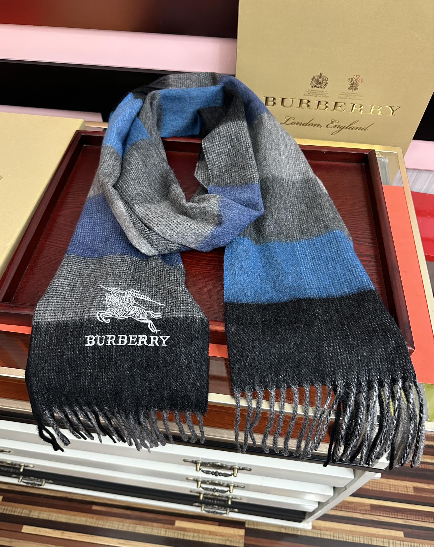 上新。巴家2025 最新款💖男女通用情侣👫款，永不过时，上身效果非常棒👍质感醇尚的苏格兰风格💕采用纯羊绒