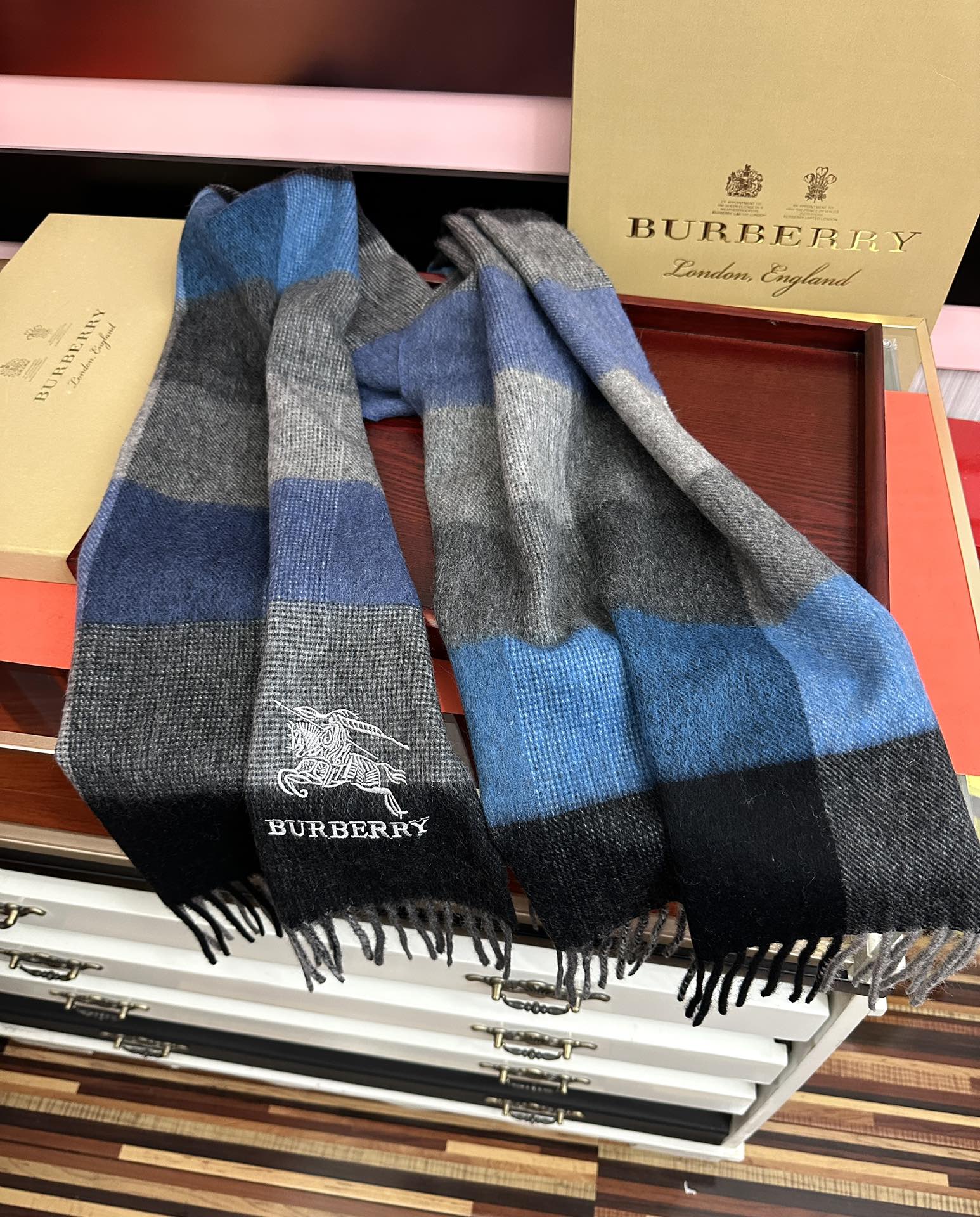 上新。巴家2025 最新款💖男女通用情侣👫款，永不过时，上身效果非常棒👍质感醇尚的苏格兰风格💕采用纯羊绒