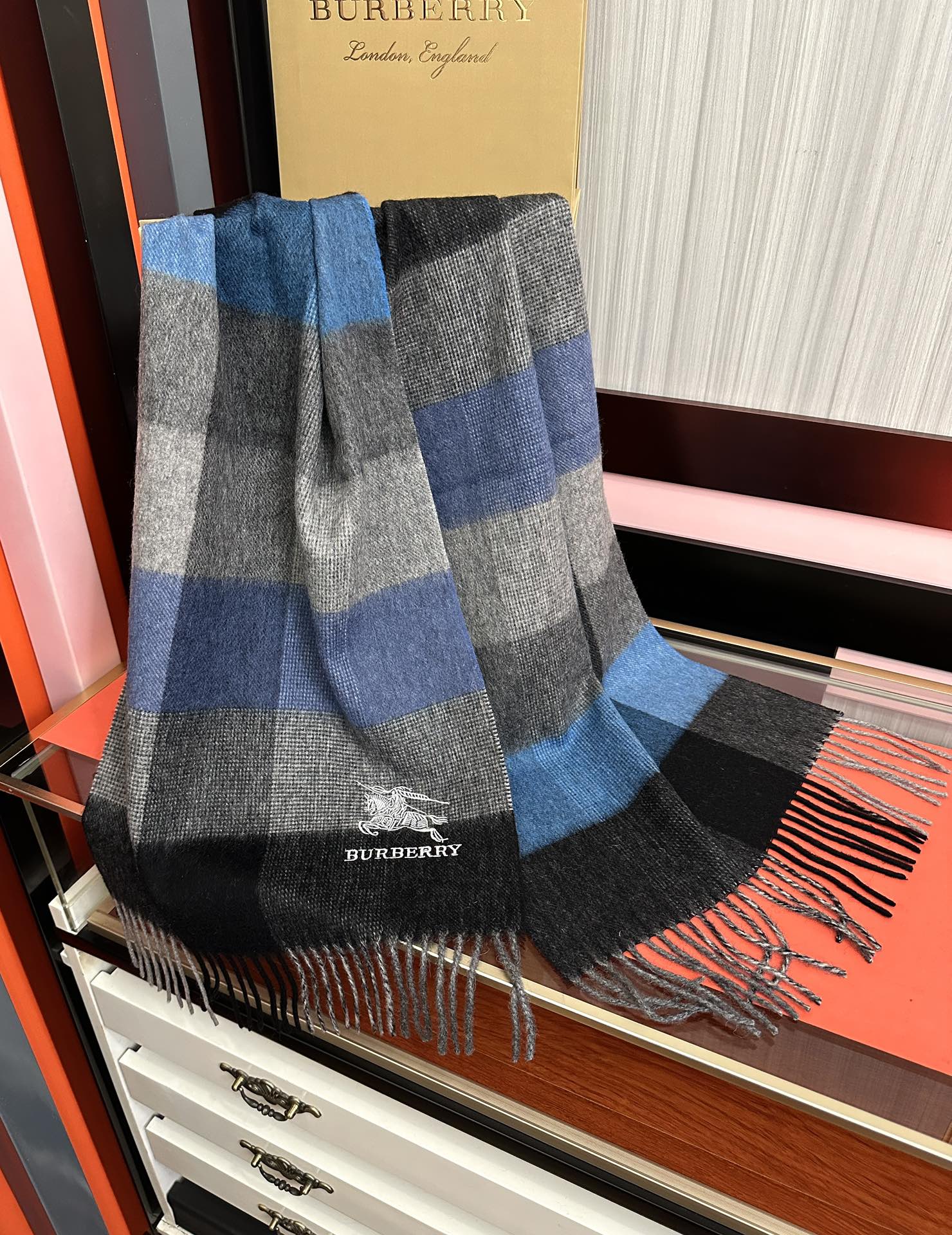 上新。巴家2025 最新款💖男女通用情侣👫款，永不过时，上身效果非常棒👍质感醇尚的苏格兰风格💕采用纯羊绒