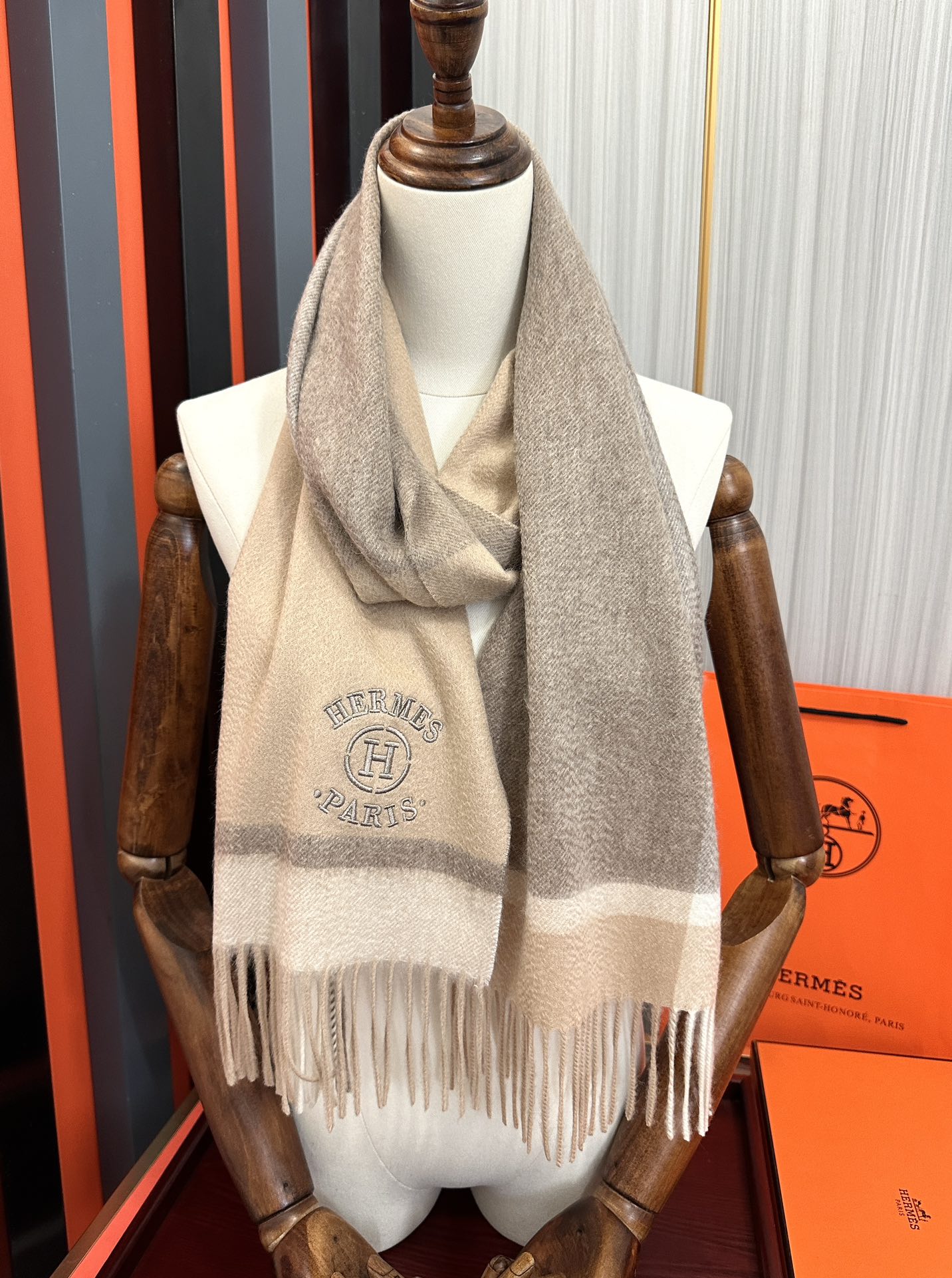 。85%羊绒 水波纹 爱马仕2025情侣款最爆款【采用内蒙古山羊绒】🎉男女士情侣款👫围巾‼️太美了😎让人