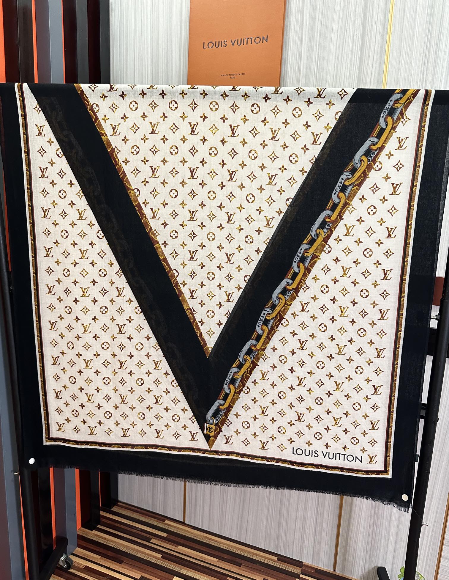 。新款 L家 2025最新款‼️真心赞👍【戒指绒长巾】😘💍实物真心美 🎀披肩配以印花💓💃🏻无论设计喷绘都