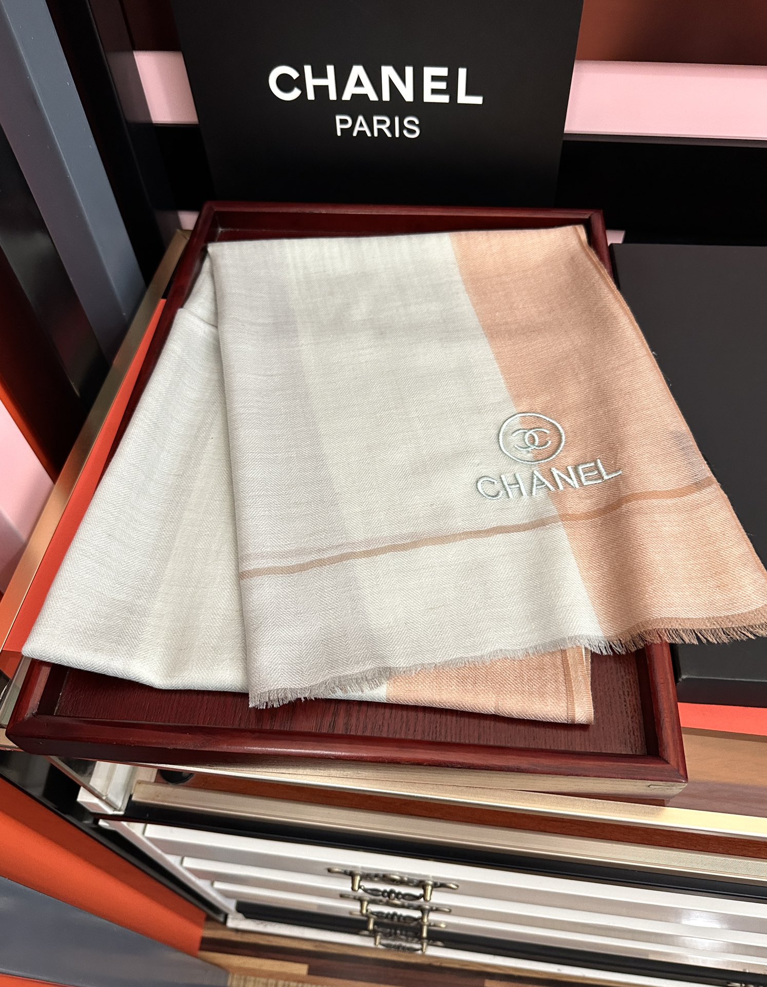 。2010 小香 🧣万众瞩目双c绣标带有银线经典版到货🎆最优质的年轻设计师推出的最新概念👓搭配调色纱染再