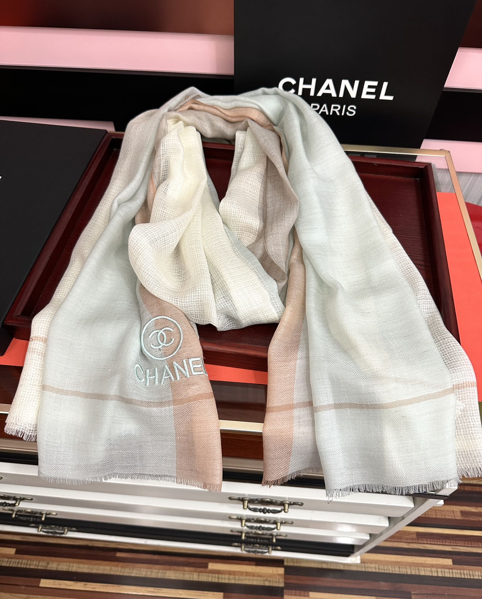 。2010 小香 🧣万众瞩目双c绣标带有银线经典版到货🎆最优质的年轻设计师推出的最新概念👓搭配调色纱染再