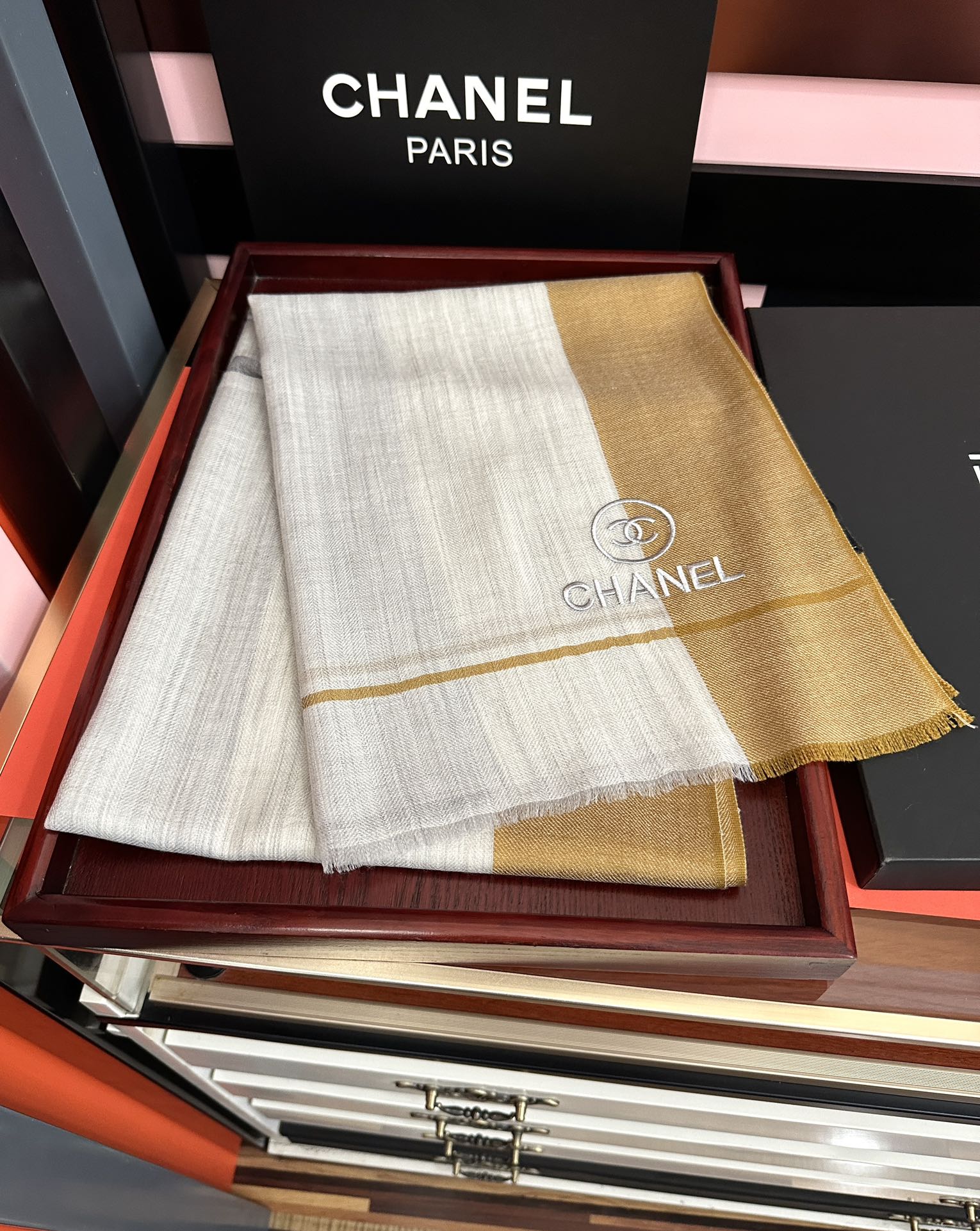 。2010 小香 🧣万众瞩目双c绣标带有银线经典版到货🎆最优质的年轻设计师推出的最新概念👓搭配调色纱染再