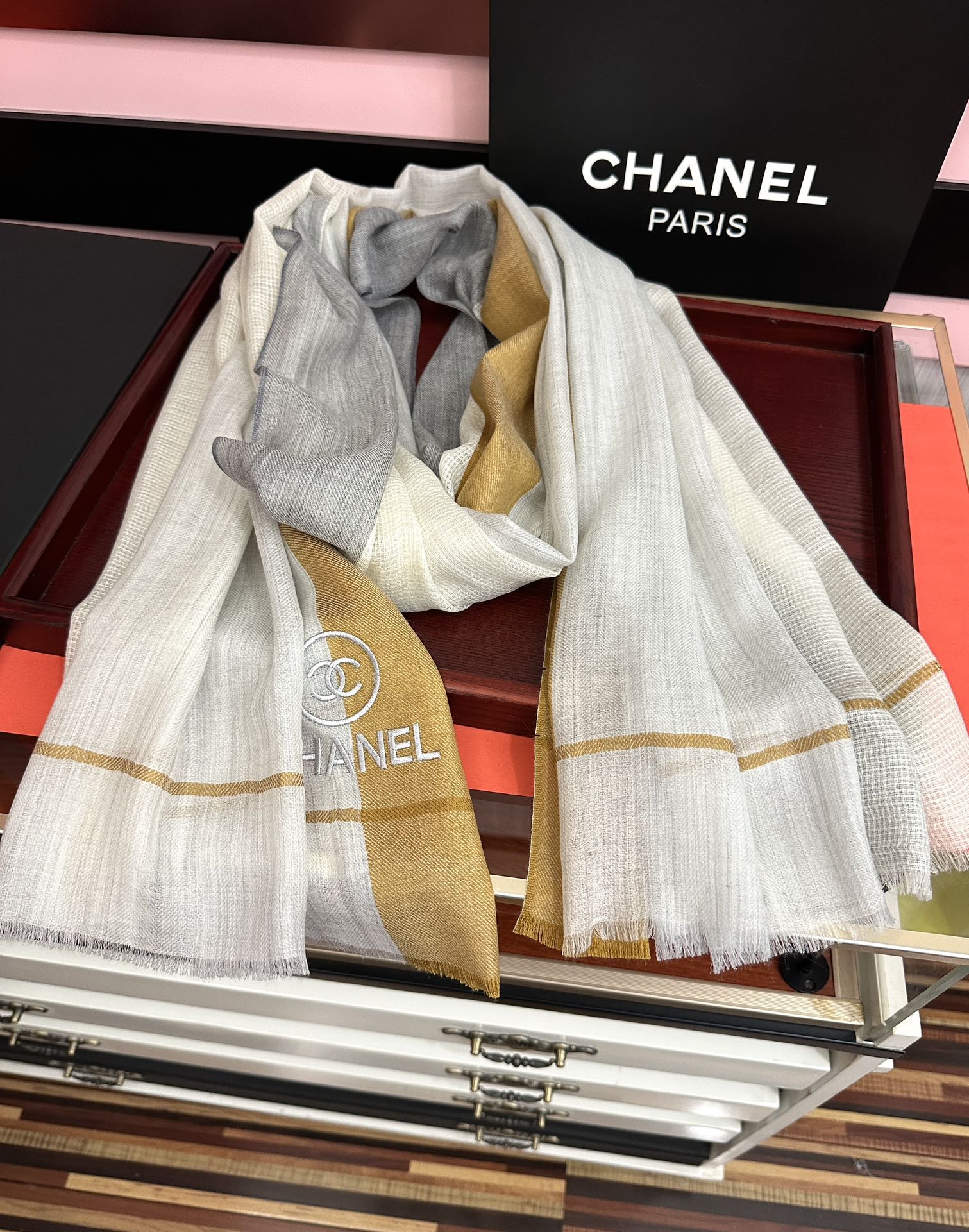 。2010 小香 🧣万众瞩目双c绣标带有银线经典版到货🎆最优质的年轻设计师推出的最新概念👓搭配调色纱染再