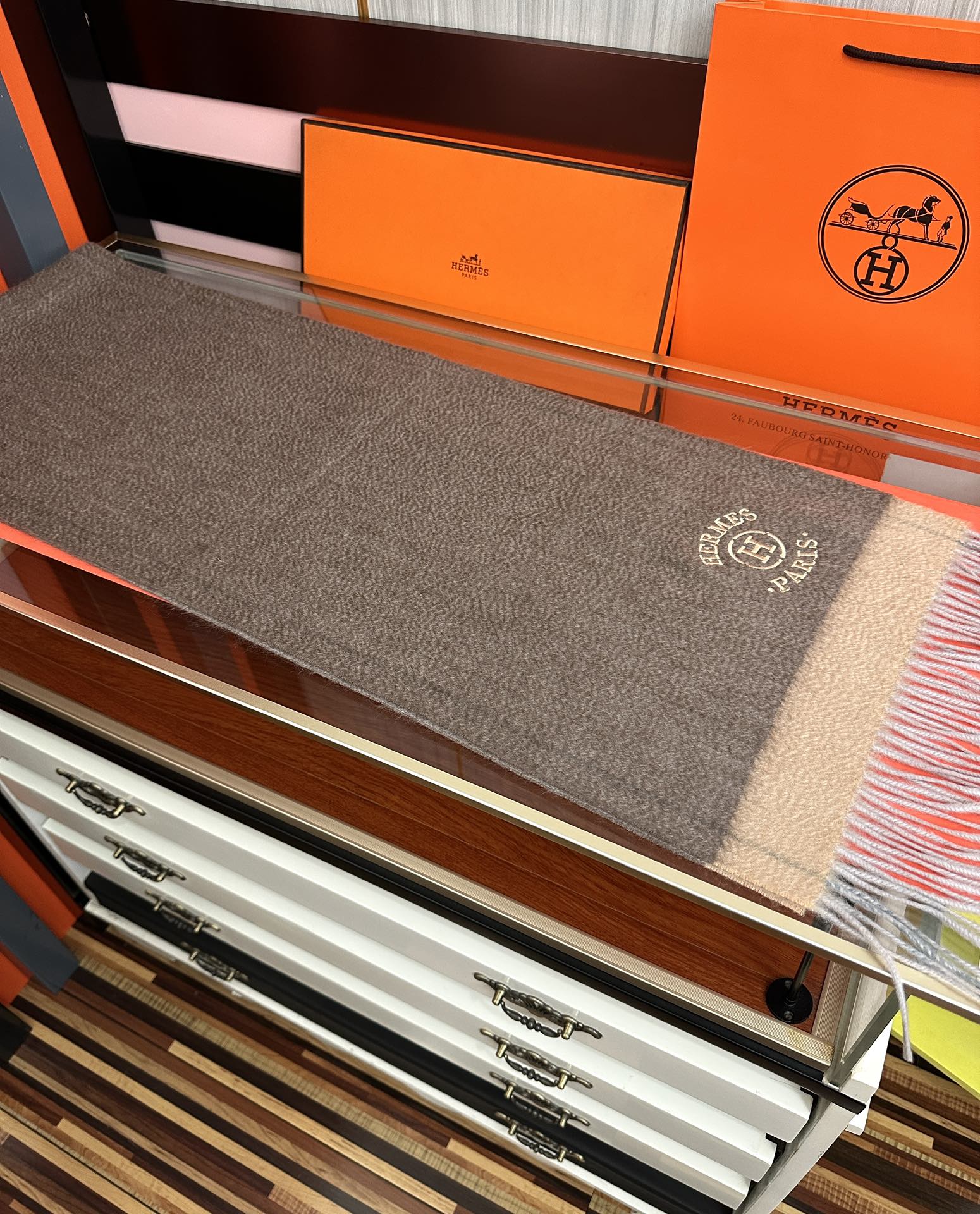 上新。 85%山羊绒 爱马仕[爱心]采用内蒙古山羊绒，2025最新款男女通用情侣款👫重磅推荐💥 经典的格