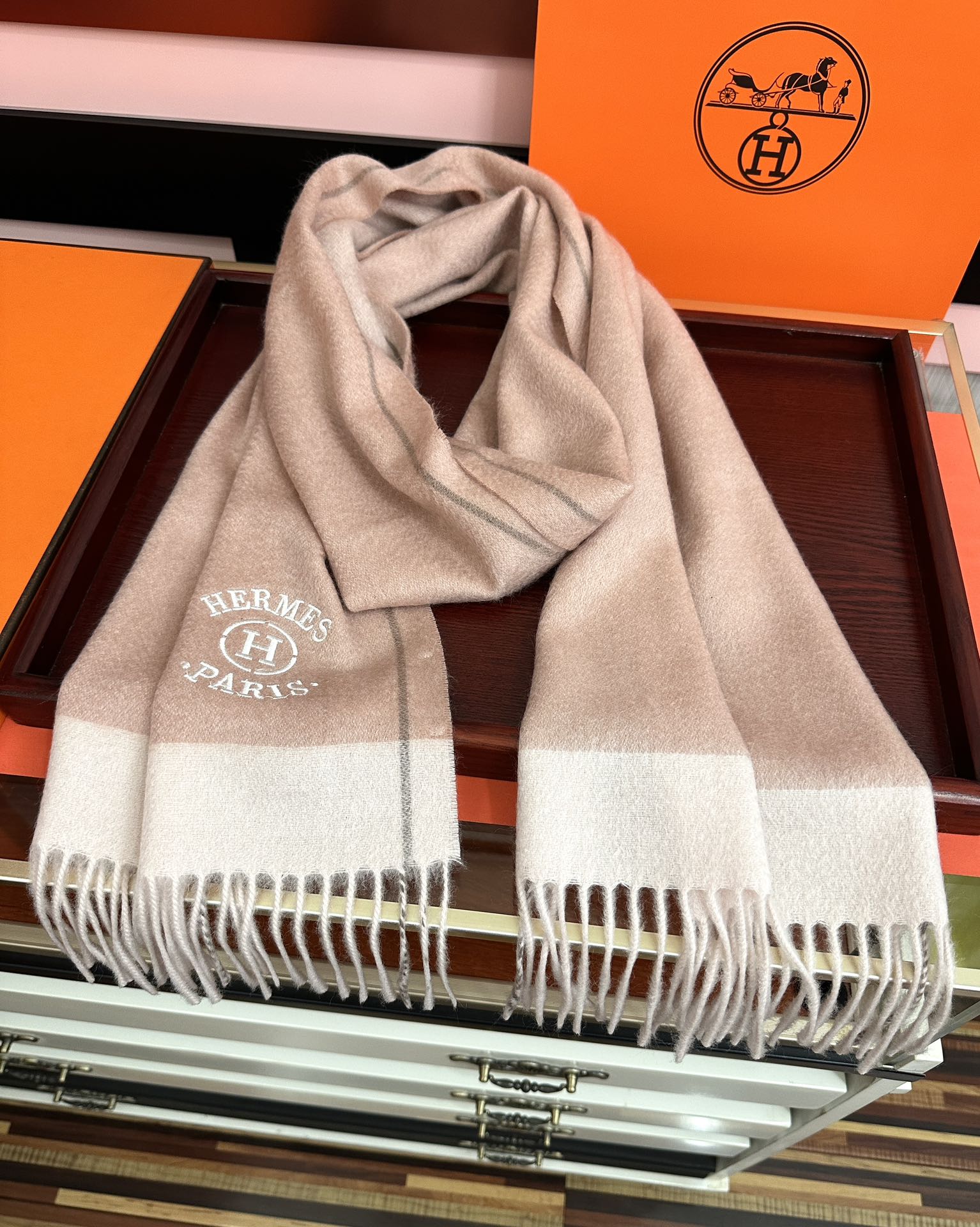 上新。 85%山羊绒 爱马仕[爱心]采用内蒙古山羊绒，2025最新款男女通用情侣款👫重磅推荐💥 经典的格