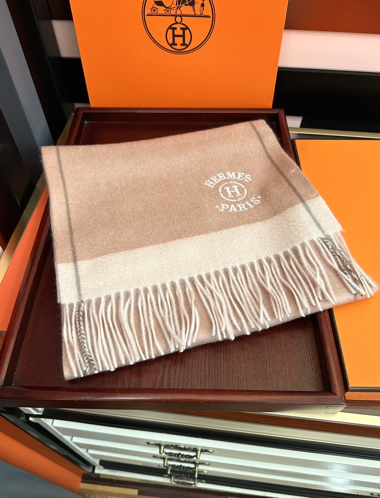 上新。 85%山羊绒 爱马仕[爱心]采用内蒙古山羊绒，2025最新款男女通用情侣款👫重磅推荐💥 经典的格