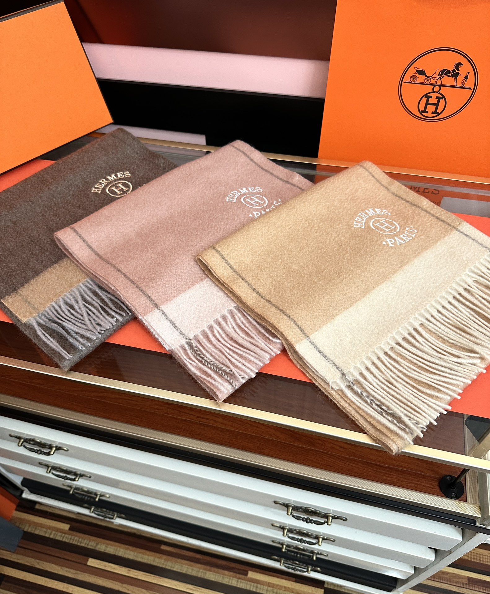 上新。 85%山羊绒 爱马仕[爱心]采用内蒙古山羊绒，2025最新款男女通用情侣款👫重磅推荐💥 经典的格