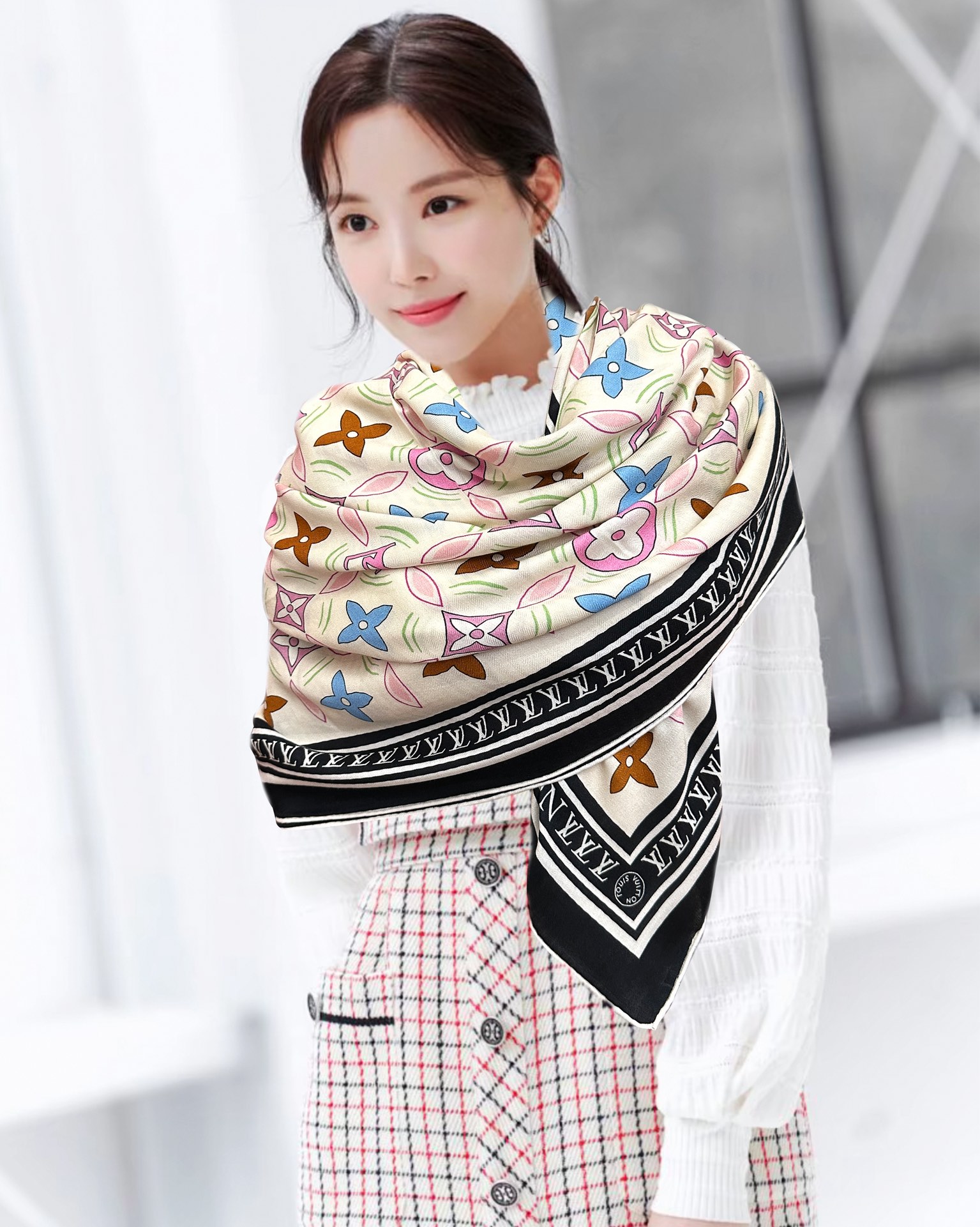 NO:663708,New LV [double-sided same color] ZG synchronized classic elegance [gift] ~ temperament to the core [color] The new season's fabric is super high-end, really super soft, silky smooth [sun] has strong toughness and will not be easily snagged! This year’s new series ~ I’m really impressed by the design. [Strong] A silk scarf [color] gives you the best match [lips] The upper body effect is simply elegant and elegant [gift] very smart. Layered and elegant texture. [Celebration] Fragrance powder is a must-have [hair] Needless to say, the upper body effect is really beautiful (it feels better when paired with clothing, shoes and bags) [Beer] The real thing is definitely more beautiful [Strong] [Sun] Size 140x140, material 30 silk cashmere, 2-color high version scarf, high version scarf, louis vuitton, real silk19860909新款LV【双面同色】ZG同步经典优雅[礼物]~气质到骨子里[色]新一季的面料超高级,真心超级柔软,丝丝顺滑[太阳]韧性很强 不容易被轻易勾丝！今年新出的系列~真的被这样的设计美到[强]一条的丝巾[色]给你最好的搭配[嘴唇]上身效果简直优雅气质到不行[礼物]非常灵动.层次优雅质感.[庆祝]香粉必入[發]上身效果真的不用多说的美(搭配服饰鞋包更有感觉)[啤酒]实物绝对更美[强][太阳]尺寸140x140、材质30真丝丝羊绒,2色高版本围巾,高版本围巾,louis vuitton,real silk,scarf