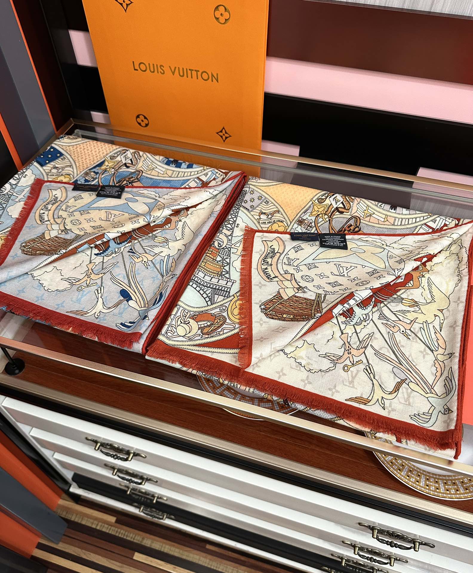 。 新款LV。高品质 【双面同色】女生必备款[得意]随便怎么围都好看[色]大气时尚 太美了[吃瓜]下手一