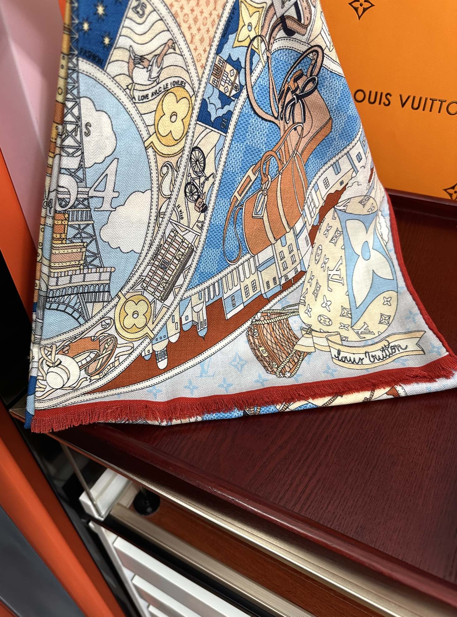 。 新款LV。高品质 【双面同色】女生必备款[得意]随便怎么围都好看[色]大气时尚 太美了[吃瓜]下手一