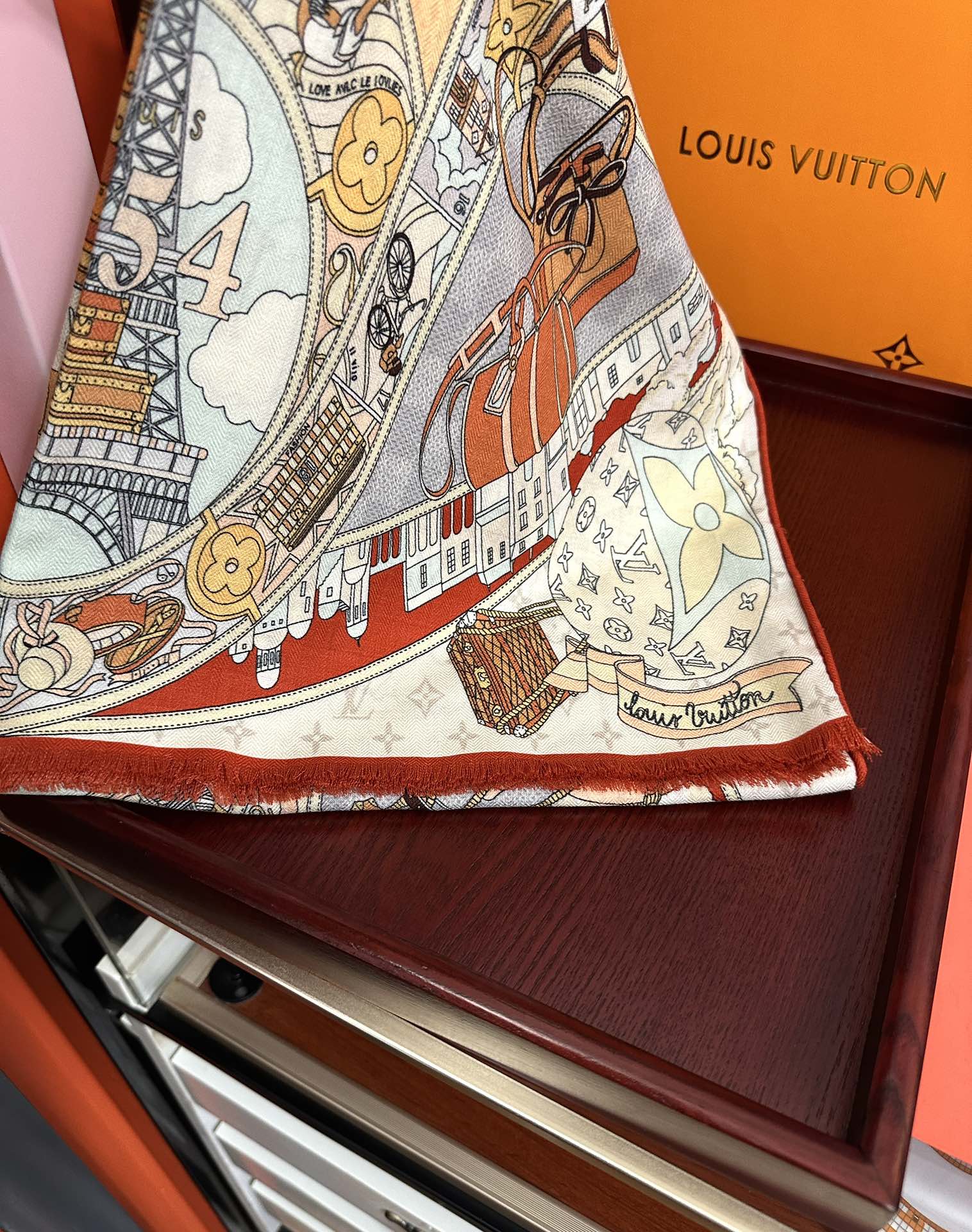 。 新款LV。高品质 【双面同色】女生必备款[得意]随便怎么围都好看[色]大气时尚 太美了[吃瓜]下手一