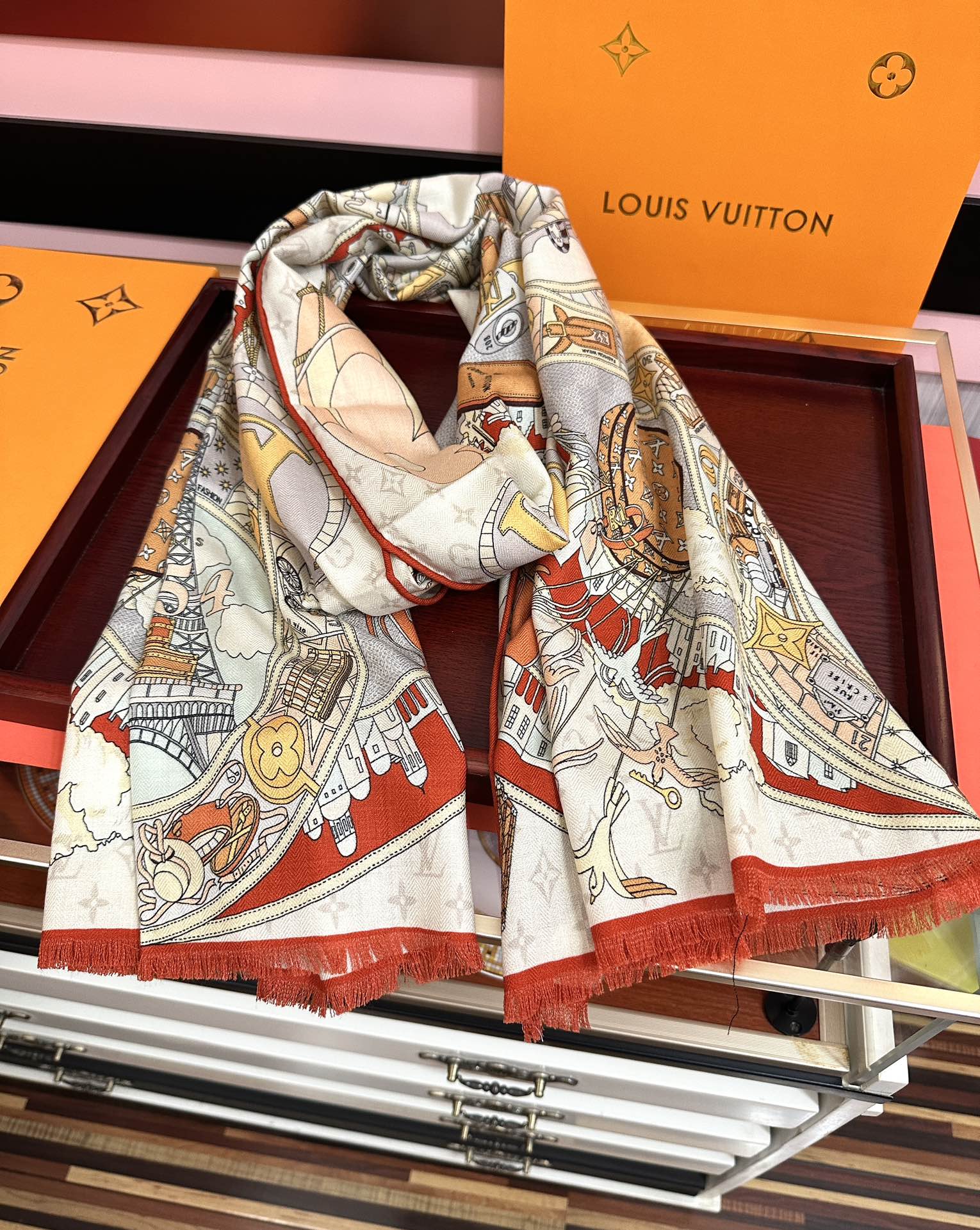 。 新款LV。高品质 【双面同色】女生必备款[得意]随便怎么围都好看[色]大气时尚 太美了[吃瓜]下手一