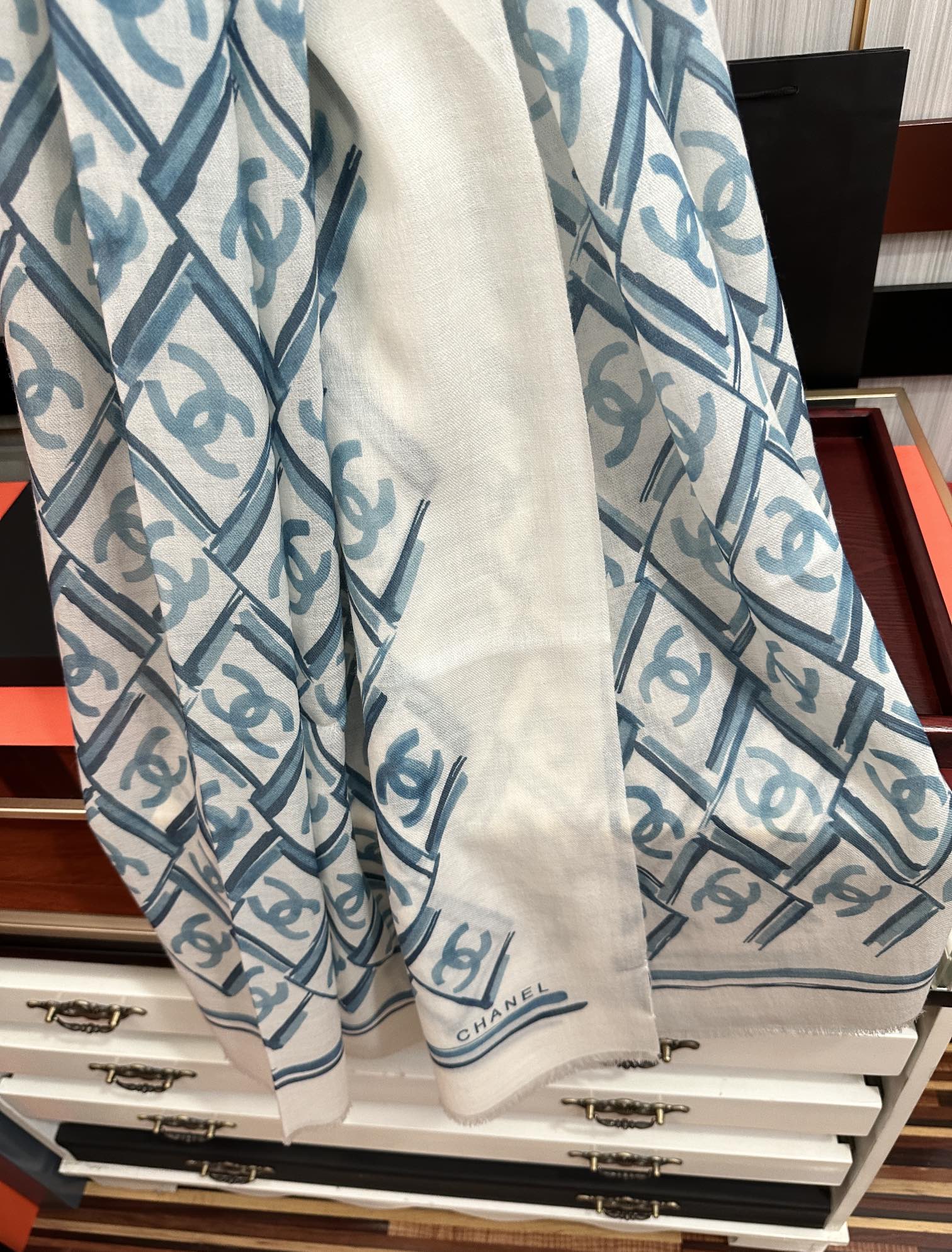 新款 小香2025最新款[爱心]真心赞👍【双c羊绒长巾】😘💍实物真心美 🎀披肩配以印花💓💃🏻无论设计喷绘