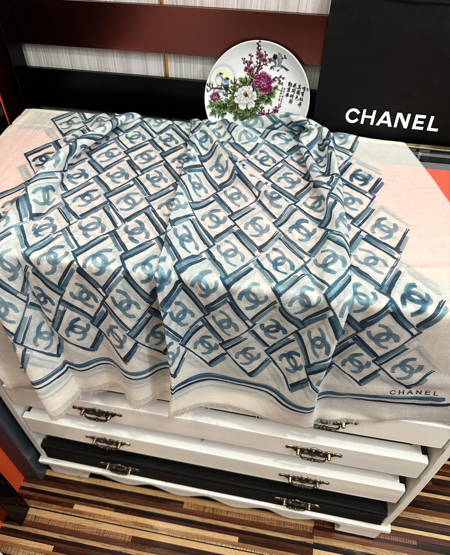 新款 小香2025最新款[爱心]真心赞👍【双c羊绒长巾】😘💍实物真心美 🎀披肩配以印花💓💃🏻无论设计喷绘