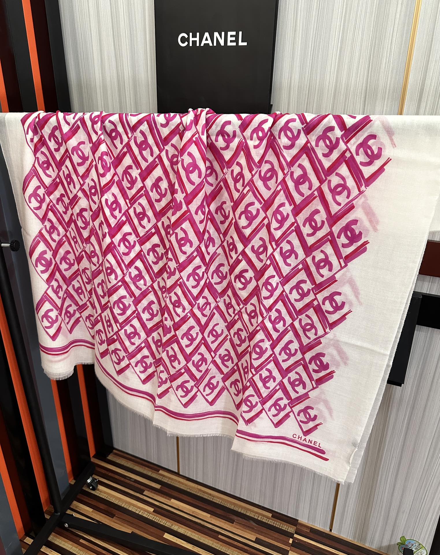 新款 小香2025最新款[爱心]真心赞👍【双c羊绒长巾】😘💍实物真心美 🎀披肩配以印花💓💃🏻无论设计喷绘