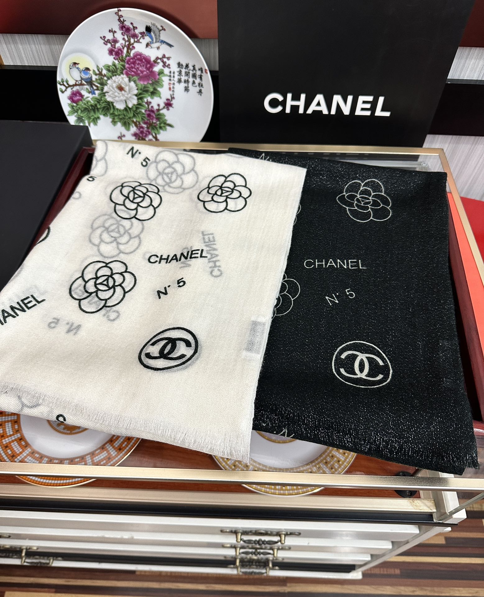 上新。小香 银丝2025 [吃瓜]闪闪发光[咖啡]顶级设计太美了，真心赞👍【羊绒长巾】😘💍实物真心美 🎀