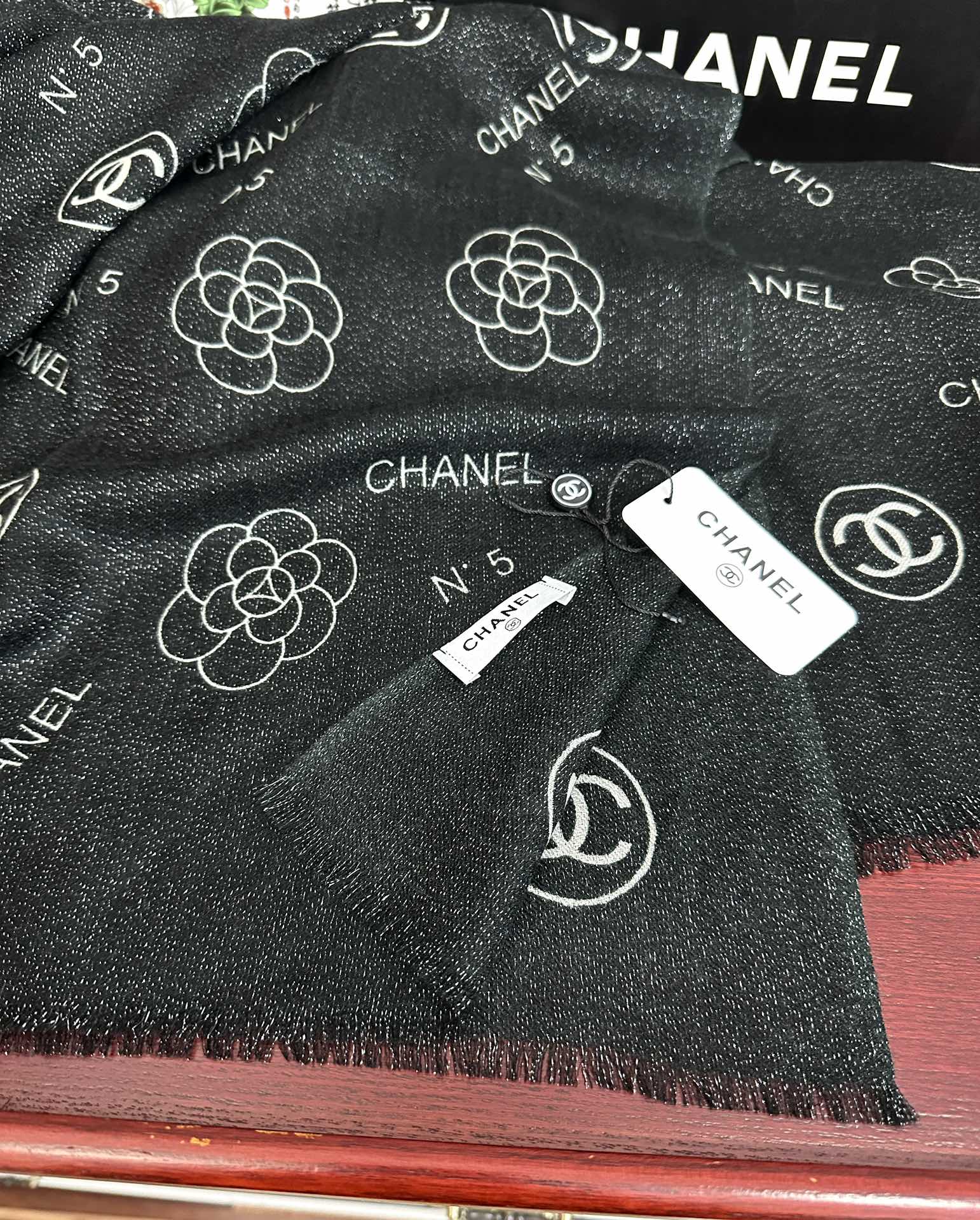 上新。小香 银丝2025 [吃瓜]闪闪发光[咖啡]顶级设计太美了，真心赞👍【羊绒长巾】😘💍实物真心美 🎀