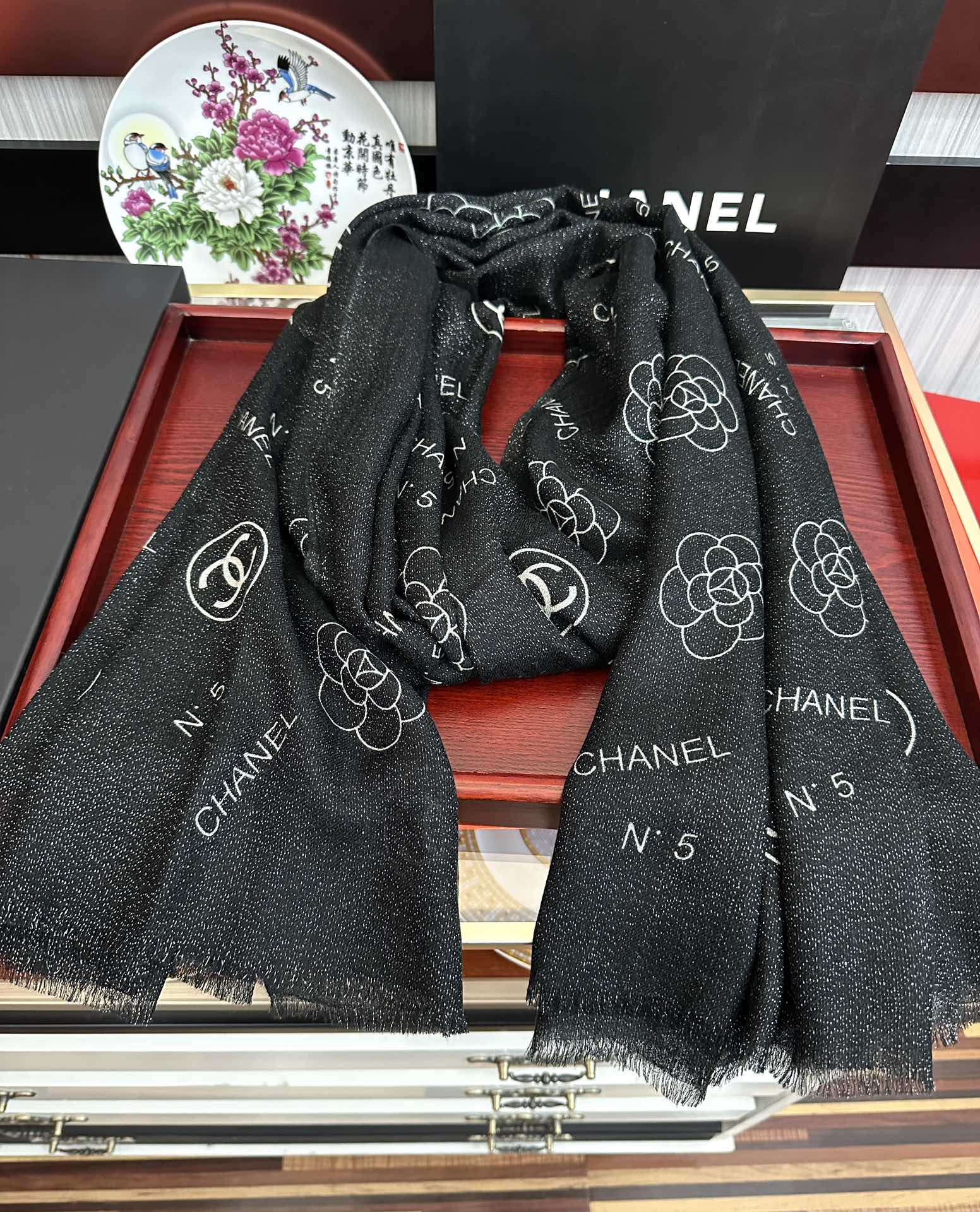 上新。小香 银丝2025 [吃瓜]闪闪发光[咖啡]顶级设计太美了，真心赞👍【羊绒长巾】😘💍实物真心美 🎀