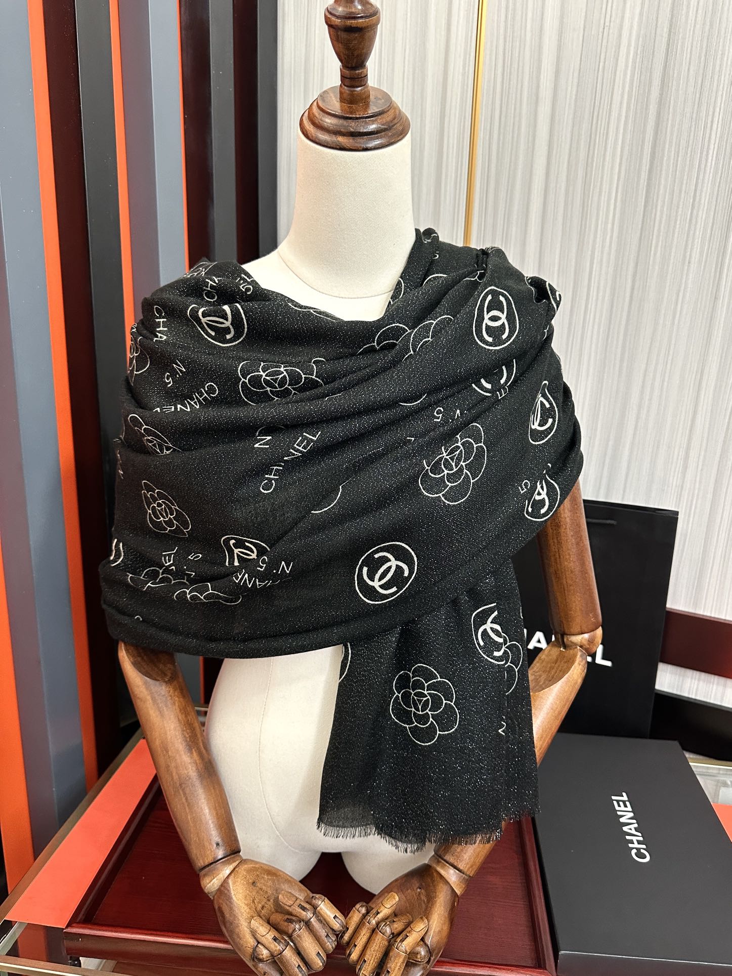 上新。小香 银丝2025 [吃瓜]闪闪发光[咖啡]顶级设计太美了，真心赞👍【羊绒长巾】😘💍实物真心美 🎀