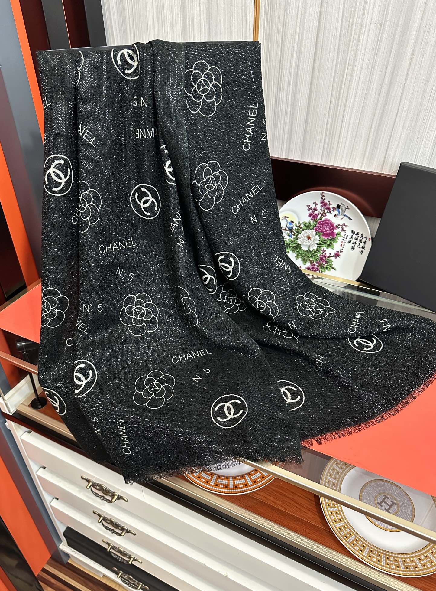 上新。小香 银丝2025 [吃瓜]闪闪发光[咖啡]顶级设计太美了，真心赞👍【羊绒长巾】😘💍实物真心美 🎀