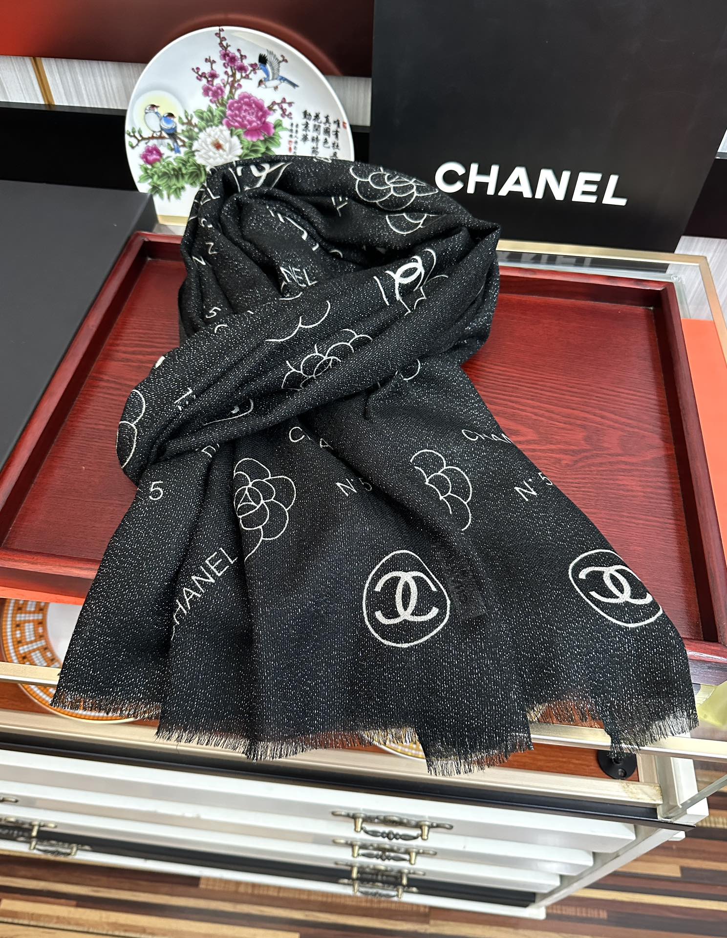 上新。小香 银丝2025 [吃瓜]闪闪发光[咖啡]顶级设计太美了，真心赞👍【羊绒长巾】😘💍实物真心美 🎀