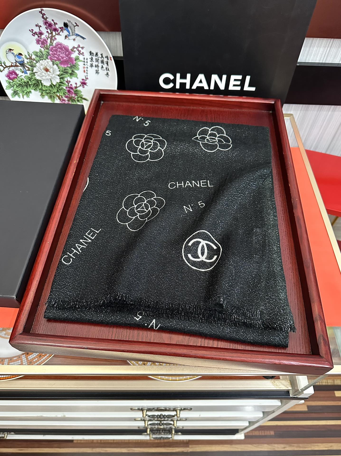 上新。小香 银丝2025 [吃瓜]闪闪发光[咖啡]顶级设计太美了，真心赞👍【羊绒长巾】😘💍实物真心美 🎀