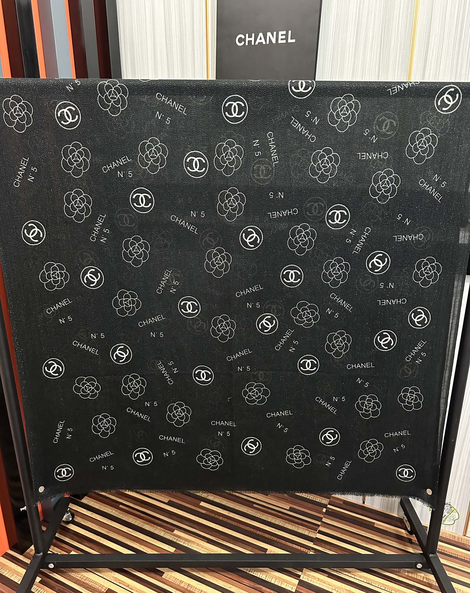 上新。小香 银丝2025 [吃瓜]闪闪发光[咖啡]顶级设计太美了，真心赞👍【羊绒长巾】😘💍实物真心美 🎀