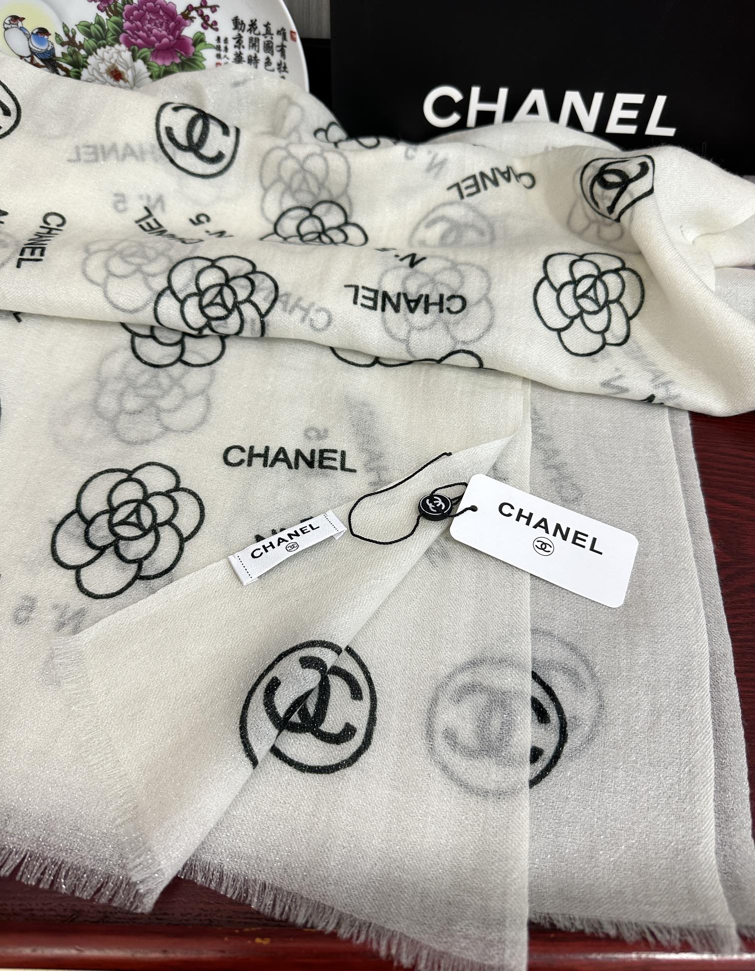 上新。小香 银丝2025 [吃瓜]闪闪发光[咖啡]顶级设计太美了，真心赞👍【羊绒长巾】😘💍实物真心美 🎀