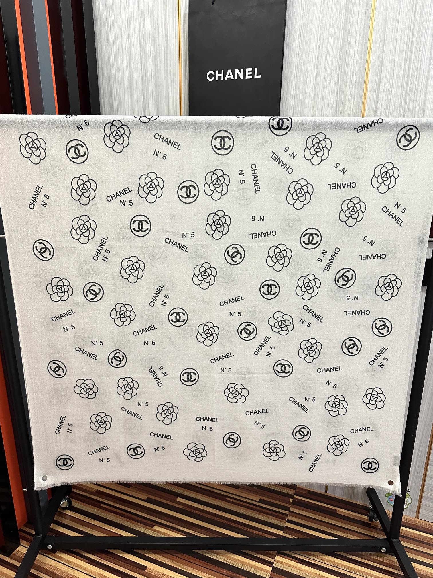 上新。小香 银丝2025 [吃瓜]闪闪发光[咖啡]顶级设计太美了，真心赞👍【羊绒长巾】😘💍实物真心美 🎀