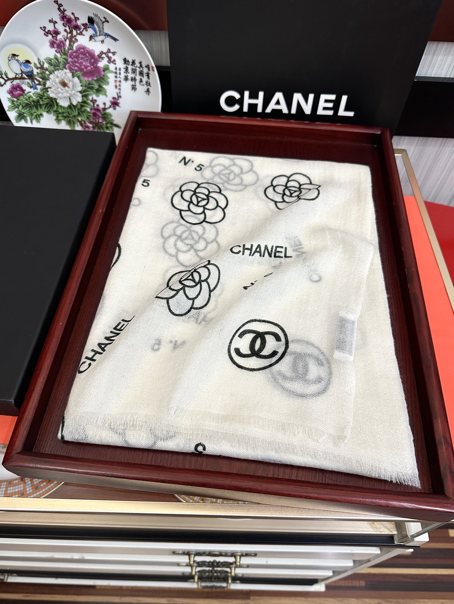 上新。小香 银丝2025 [吃瓜]闪闪发光[咖啡]顶级设计太美了，真心赞👍【羊绒长巾】😘💍实物真心美 🎀