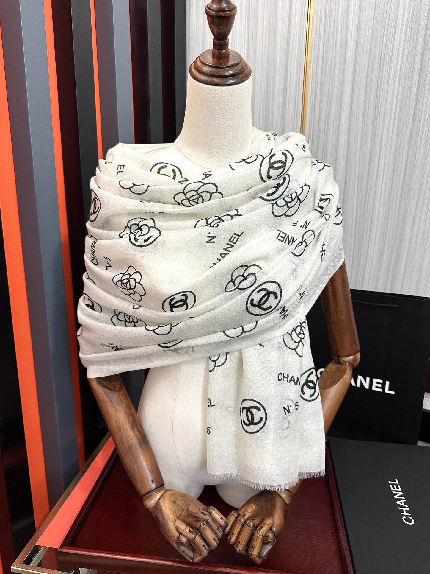 上新。小香 银丝2025 [吃瓜]闪闪发光[咖啡]顶级设计太美了，真心赞👍【羊绒长巾】😘💍实物真心美 🎀