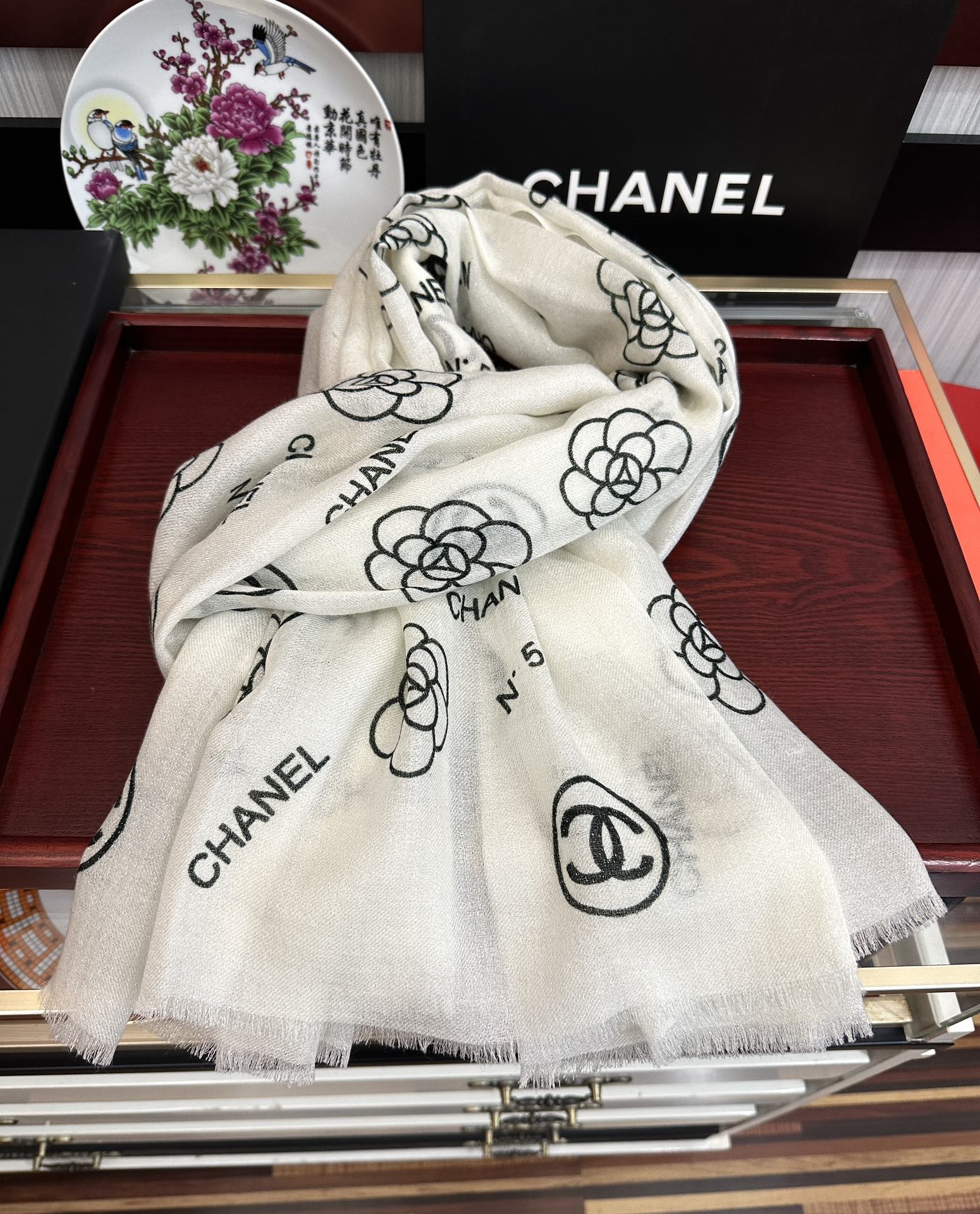 上新。小香 银丝2025 [吃瓜]闪闪发光[咖啡]顶级设计太美了，真心赞👍【羊绒长巾】😘💍实物真心美 🎀