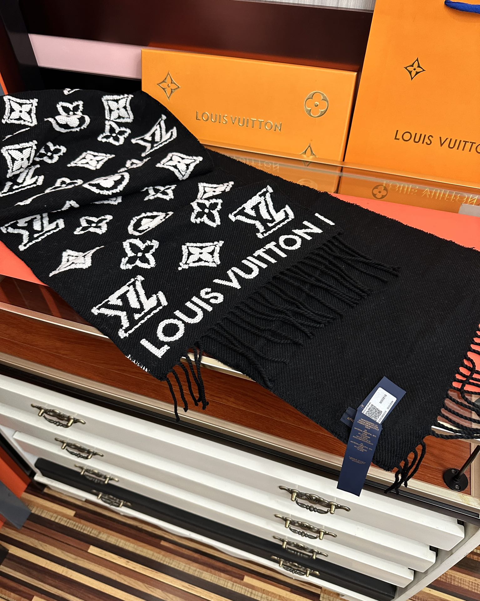 。爆款L家 最新款3D 围巾为柔软毛绒混纺织入 Monogram 图案[得意]再以撞色羊毛皮演绎瞩目 3