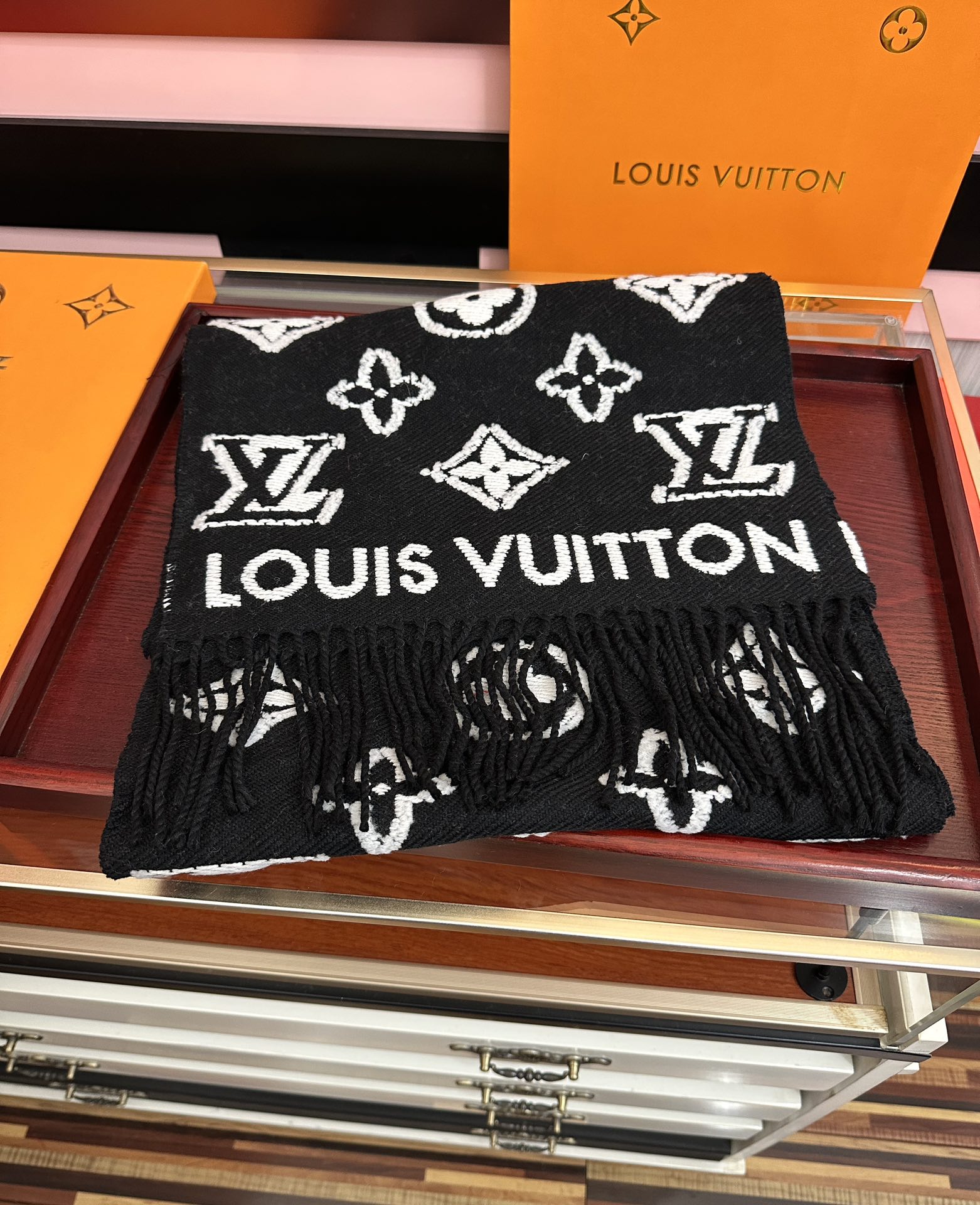 。爆款L家 最新款3D 围巾为柔软毛绒混纺织入 Monogram 图案[得意]再以撞色羊毛皮演绎瞩目 3