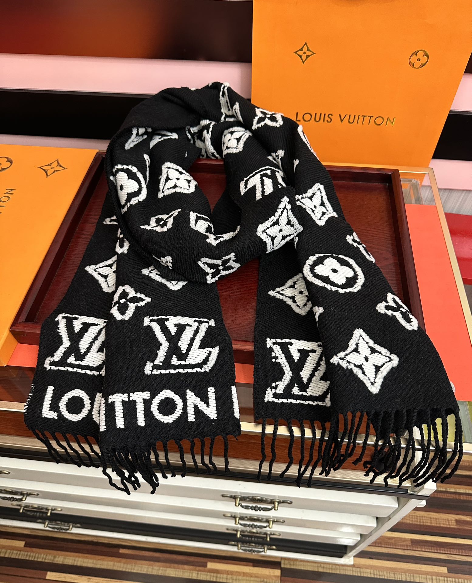 。爆款L家 最新款3D 围巾为柔软毛绒混纺织入 Monogram 图案[得意]再以撞色羊毛皮演绎瞩目 3