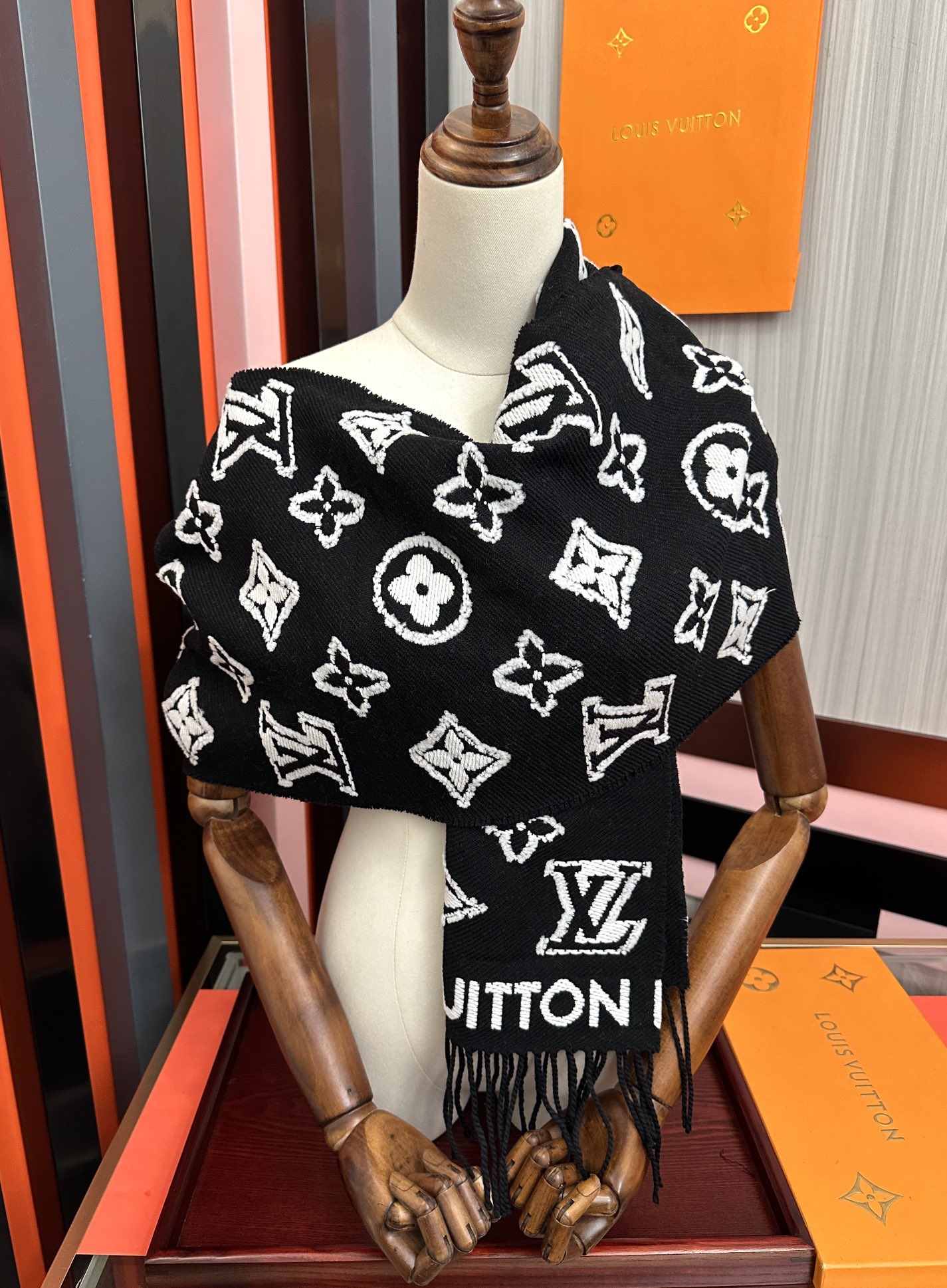 。爆款L家 最新款3D 围巾为柔软毛绒混纺织入 Monogram 图案[得意]再以撞色羊毛皮演绎瞩目 3