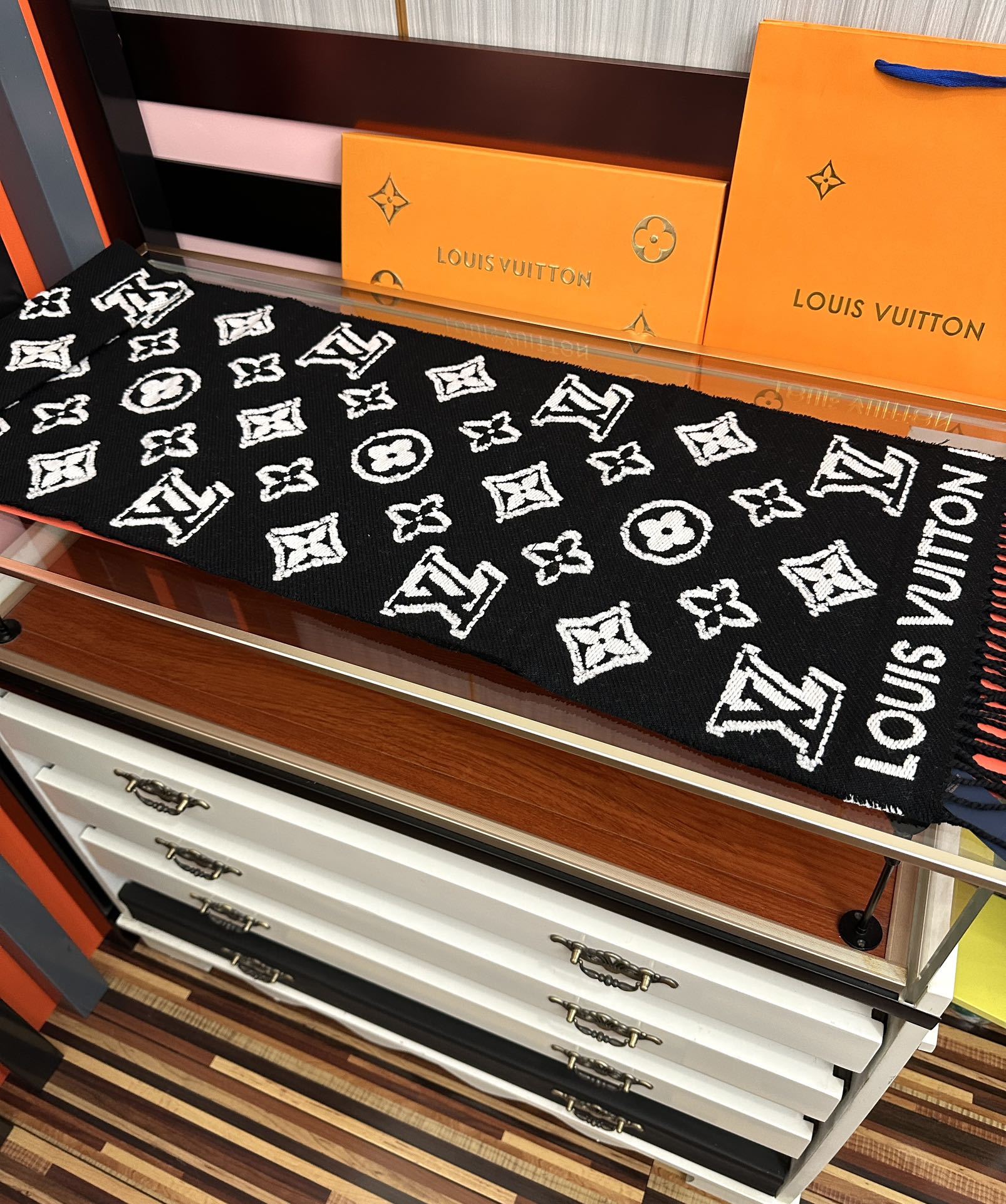 。爆款L家 最新款3D 围巾为柔软毛绒混纺织入 Monogram 图案[得意]再以撞色羊毛皮演绎瞩目 3