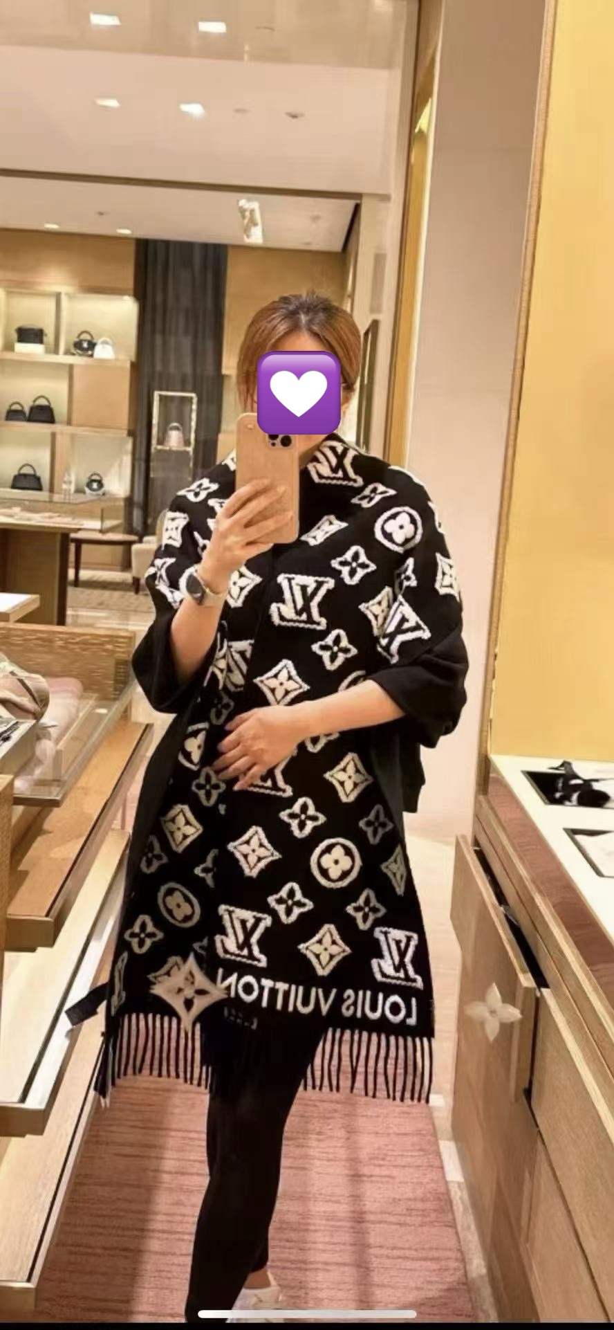 。爆款L家 最新款3D 围巾为柔软毛绒混纺织入 Monogram 图案[得意]再以撞色羊毛皮演绎瞩目 3