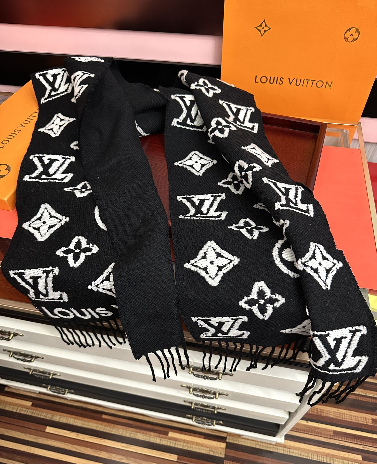 。爆款L家 最新款3D 围巾为柔软毛绒混纺织入 Monogram 图案[得意]再以撞色羊毛皮演绎瞩目 3