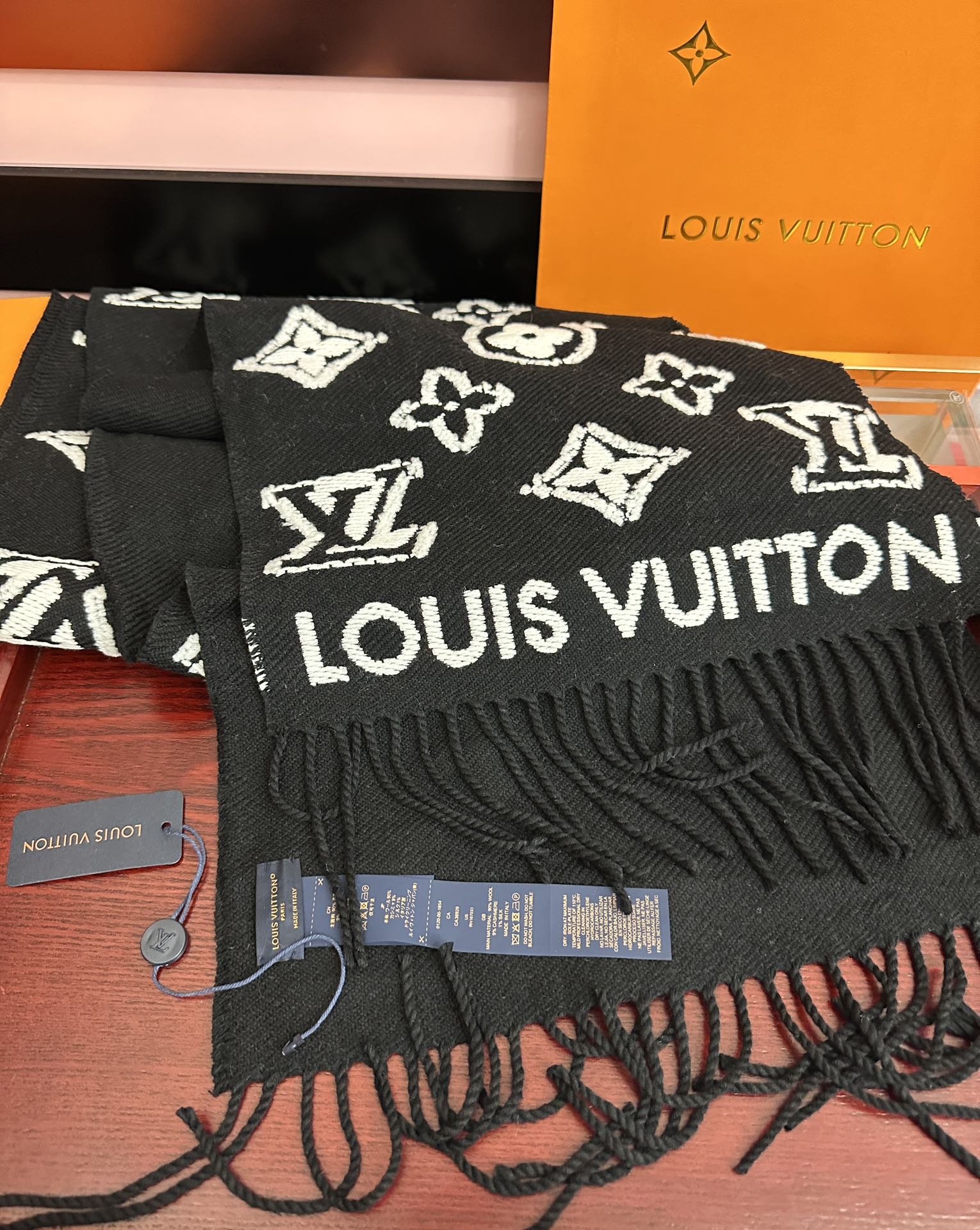 。爆款L家 最新款3D 围巾为柔软毛绒混纺织入 Monogram 图案[得意]再以撞色羊毛皮演绎瞩目 3