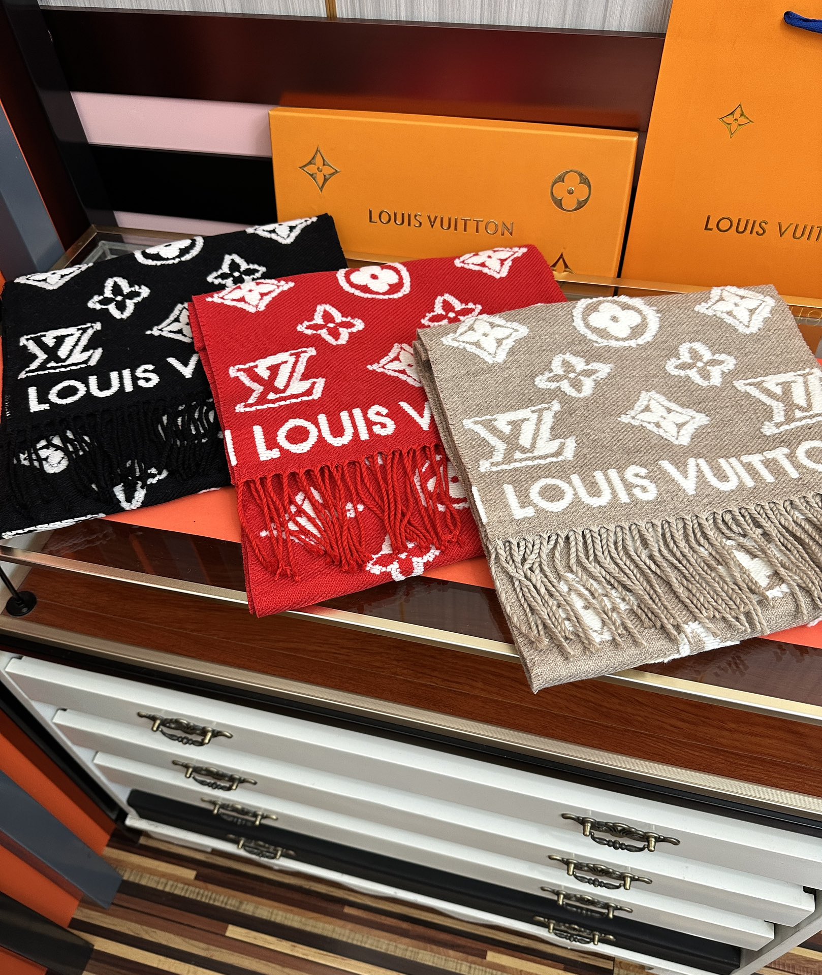 。爆款L家 最新款3D 围巾为柔软毛绒混纺织入 Monogram 图案[得意]再以撞色羊毛皮演绎瞩目 3