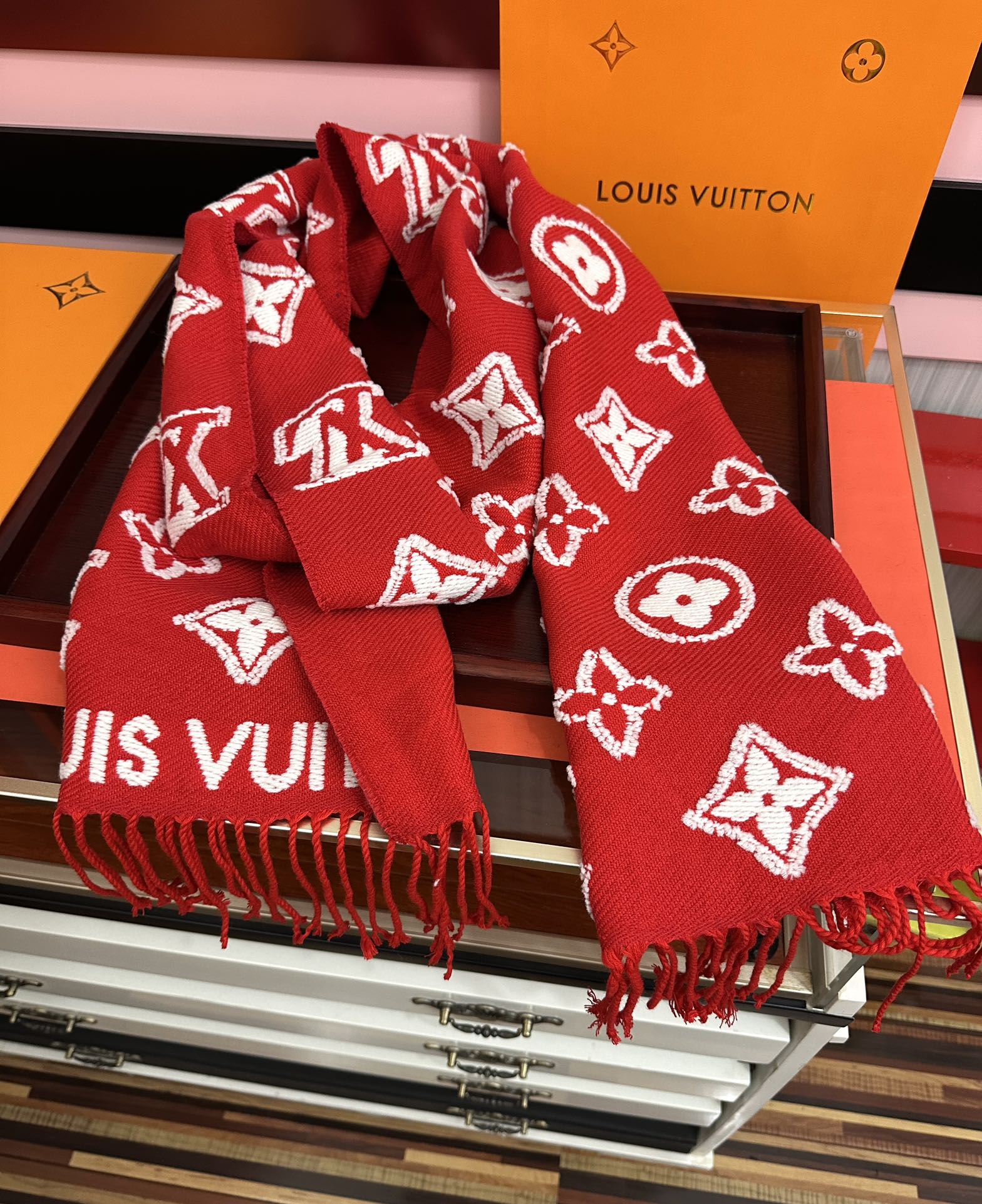 。爆款L家 最新款3D 围巾为柔软毛绒混纺织入 Monogram 图案[得意]再以撞色羊毛皮演绎瞩目 3