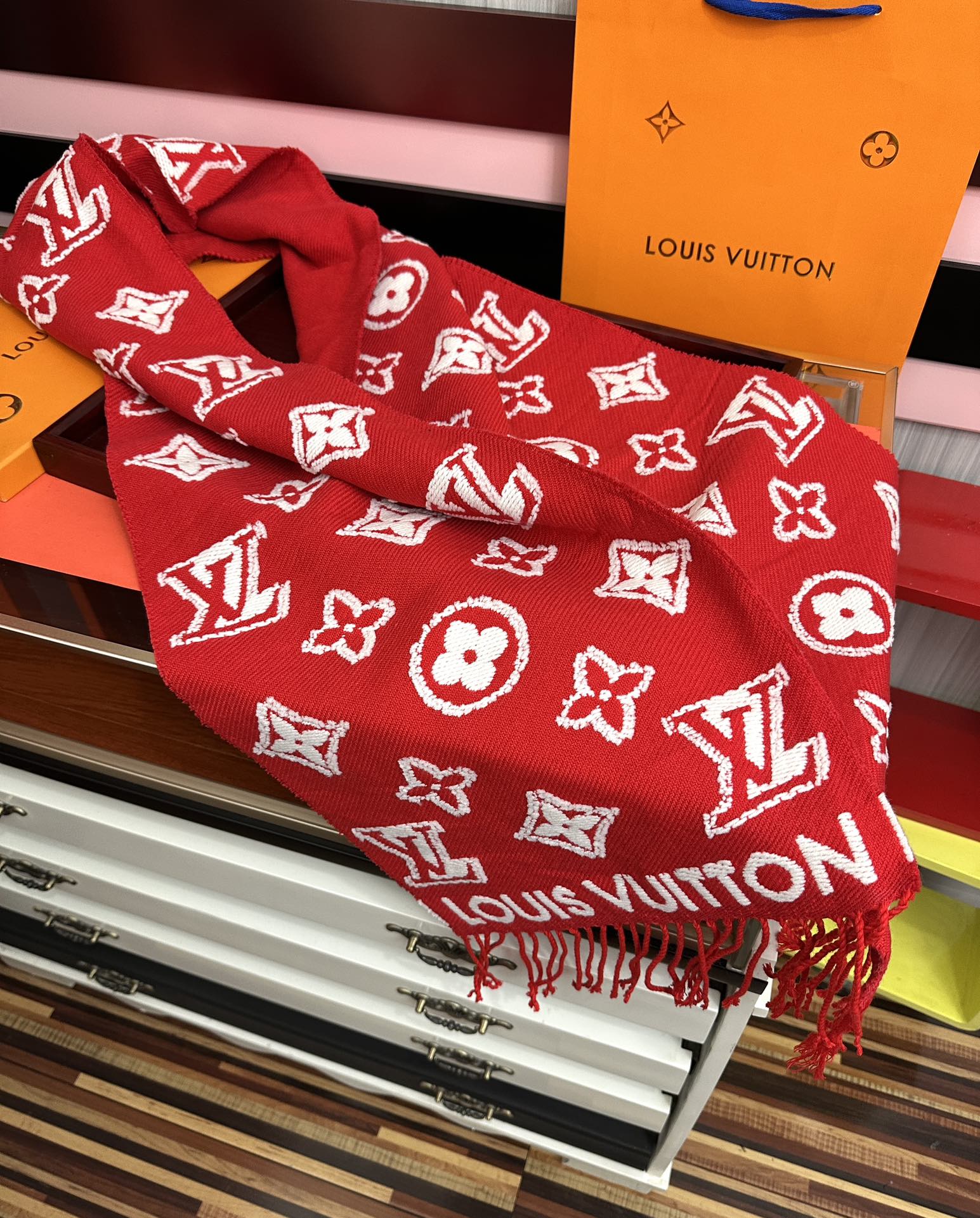 。爆款L家 最新款3D 围巾为柔软毛绒混纺织入 Monogram 图案[得意]再以撞色羊毛皮演绎瞩目 3