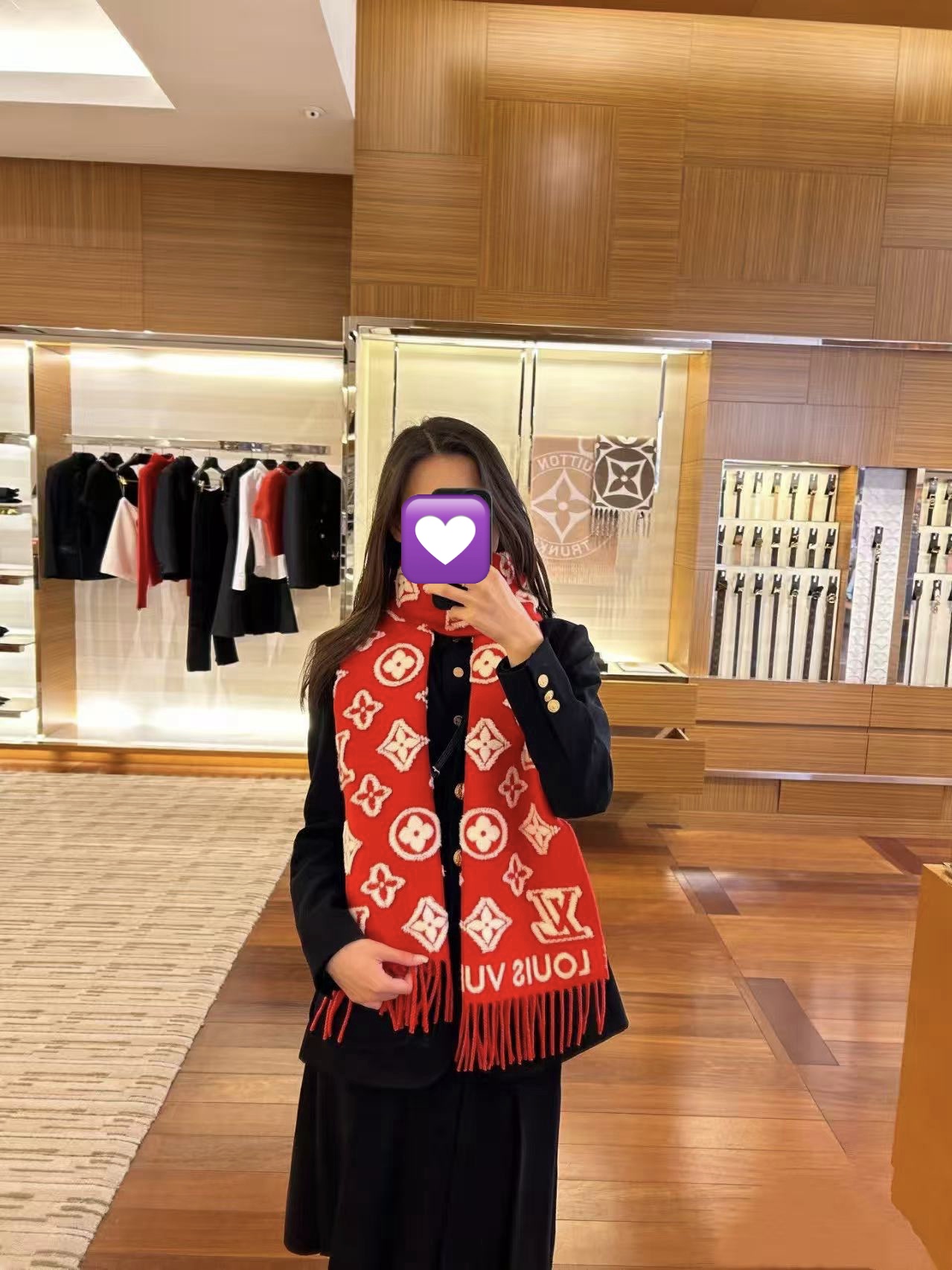 。爆款L家 最新款3D 围巾为柔软毛绒混纺织入 Monogram 图案[得意]再以撞色羊毛皮演绎瞩目 3