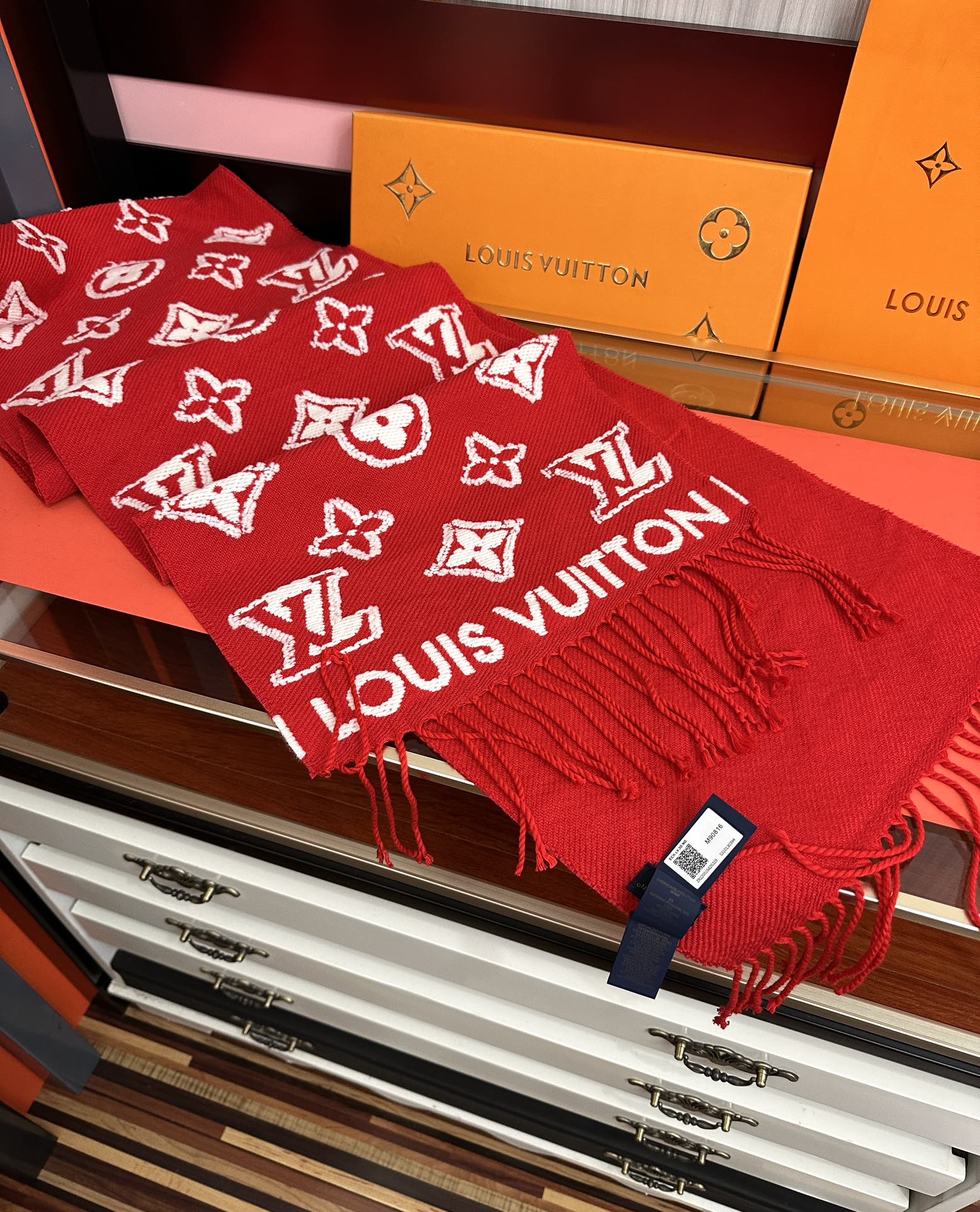 。爆款L家 最新款3D 围巾为柔软毛绒混纺织入 Monogram 图案[得意]再以撞色羊毛皮演绎瞩目 3